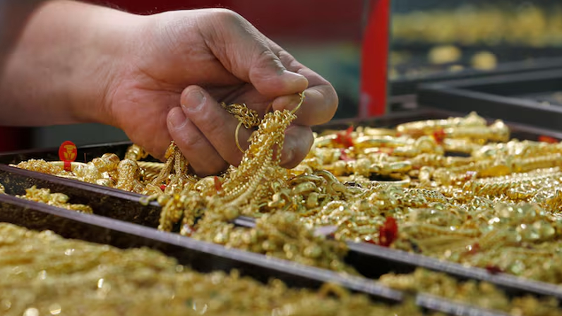 বিশ্ববাজারে ঊর্ধ্বমুখী স্বর্ণ ও রুপার দাম, দেশেও বাড়বে!