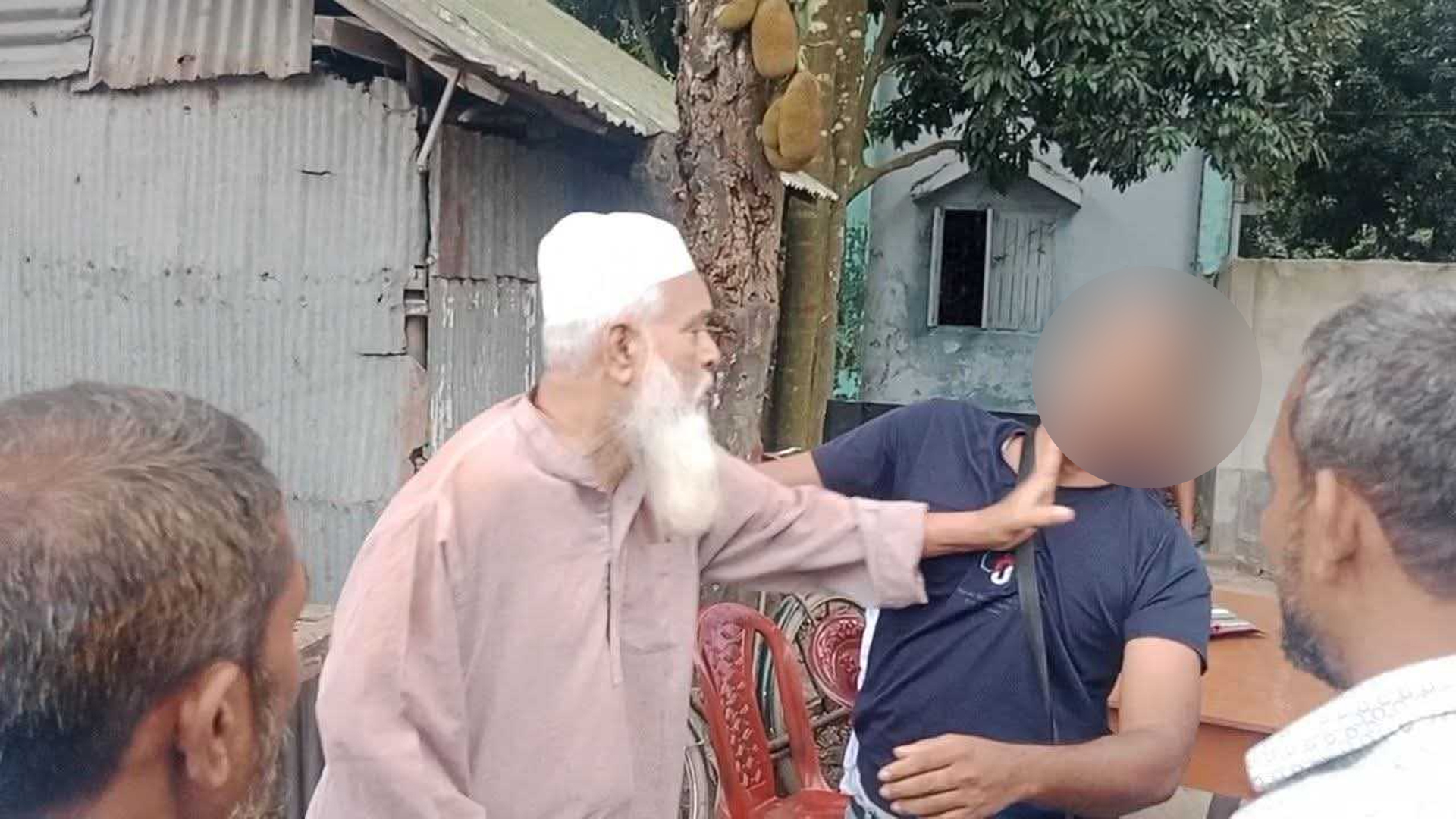 অতিরিক্ত টোল আদায়ের ভিডিও করায় দুই সাংবাদিকের ওপর হামলা