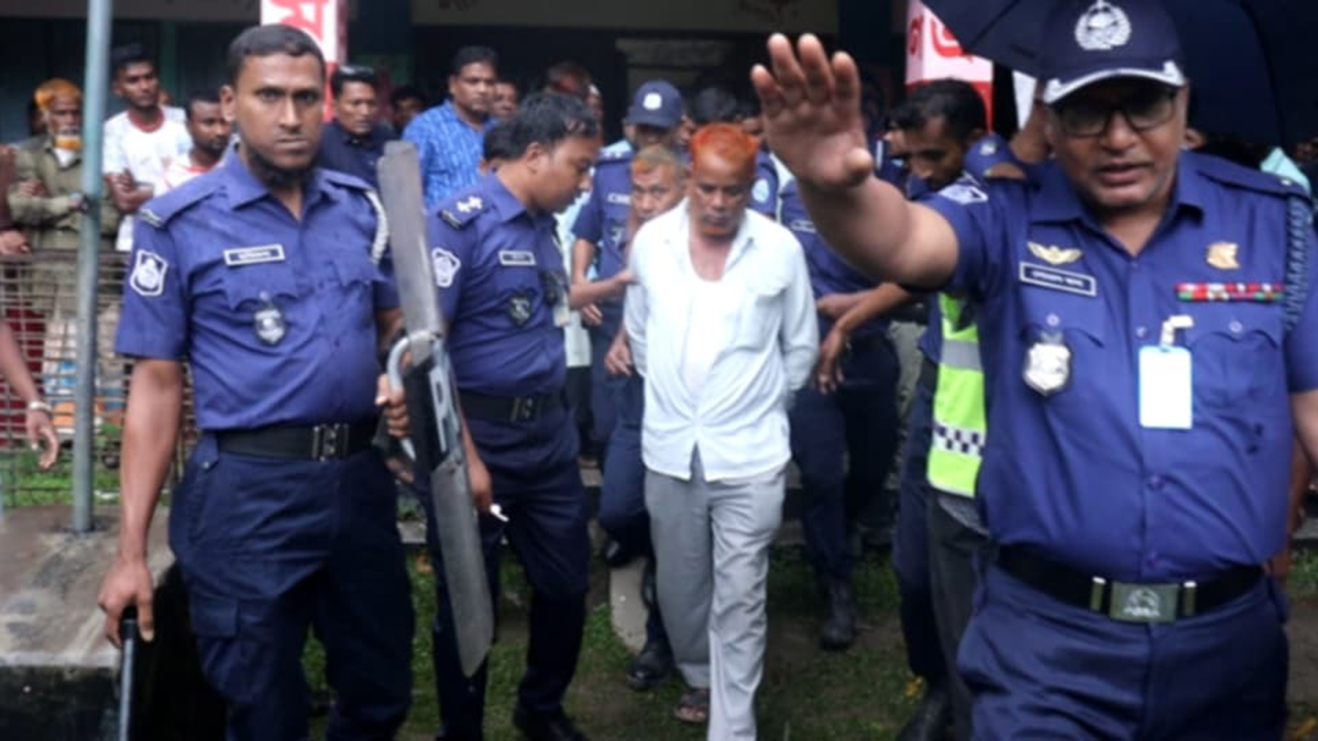 ছাত্রীকে শ্লীলতাহানি চেষ্টার অভিযোগ, ৫ ঘণ্টা অবরুদ্ধ প্রধান শিক্ষক