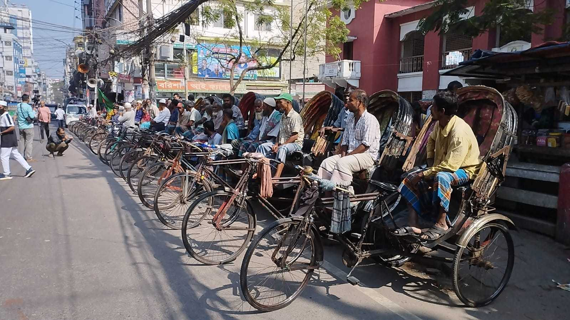 বরিশালের ৮ সড়কে ব্যাটারিচালিত রিকশা বন্ধের দাবিতে বিক্ষোভ