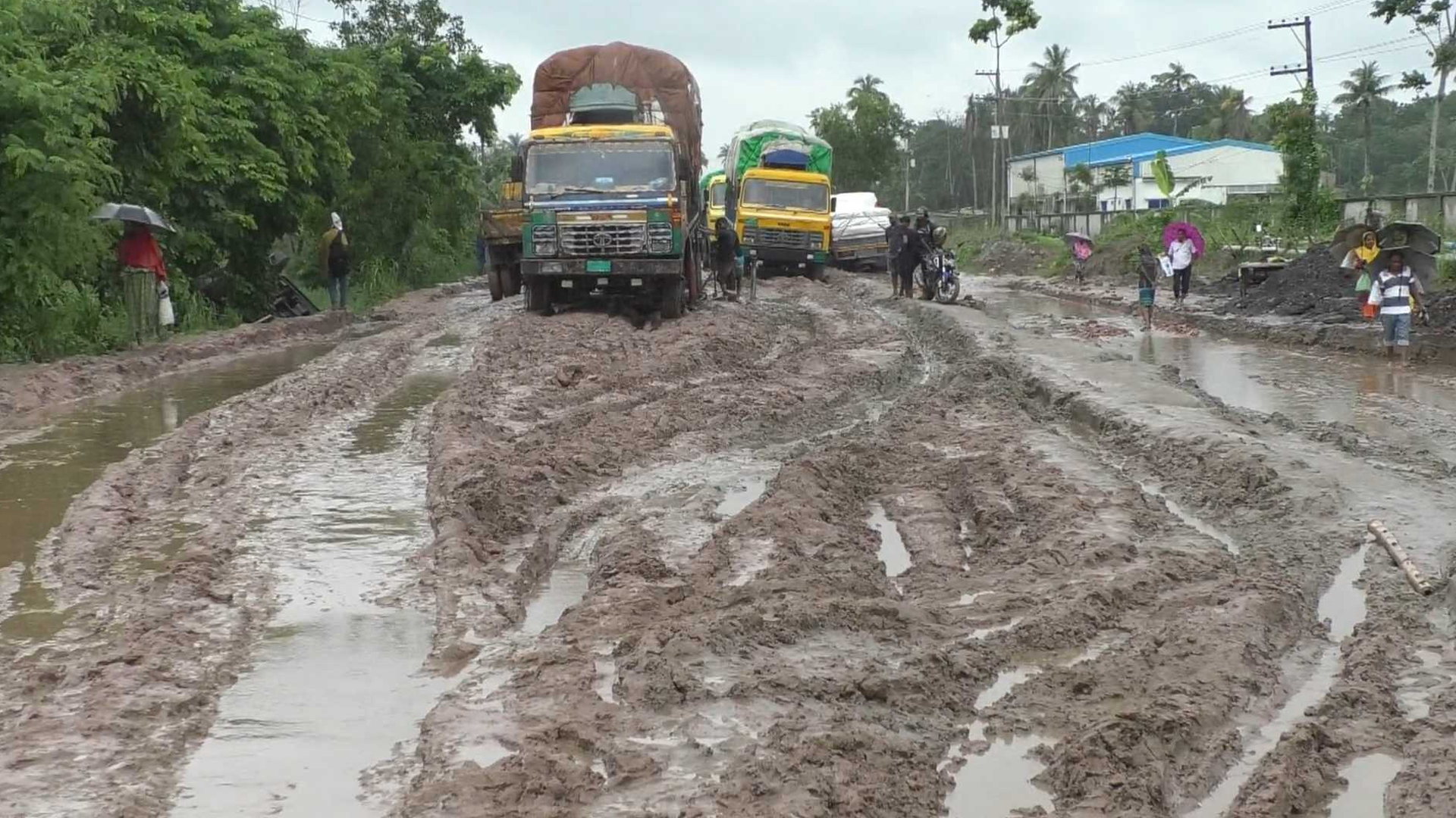 বেহাল দশা যশোর-খুলনা মহাসড়কের, ব্যাহত হচ্ছে ব্যবসা-বাণিজ্য