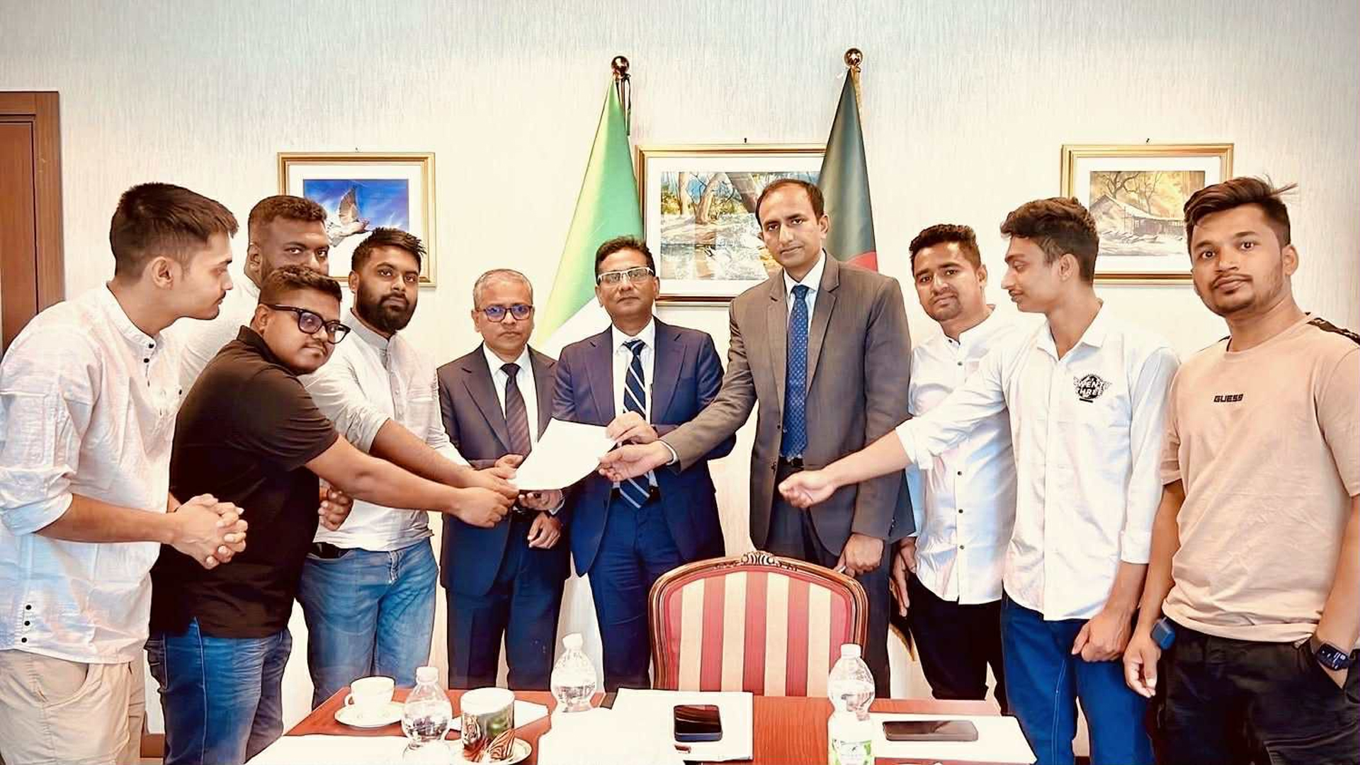ইতালিতে বৈধ ভিসাধারী ৫ হাজার বাংলাদেশি শ্রমিকের মানবেতর জীবন!