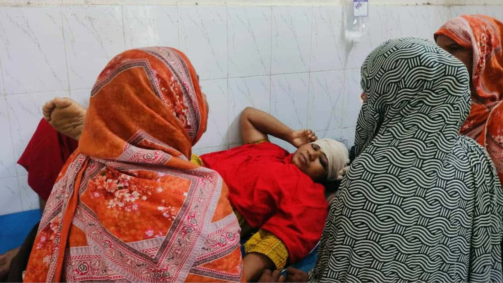 গরমের কারণে দরজা খোলা থাকায় ঘরে ঢুকে গৃহবধূকে কুপিয়ে জখম