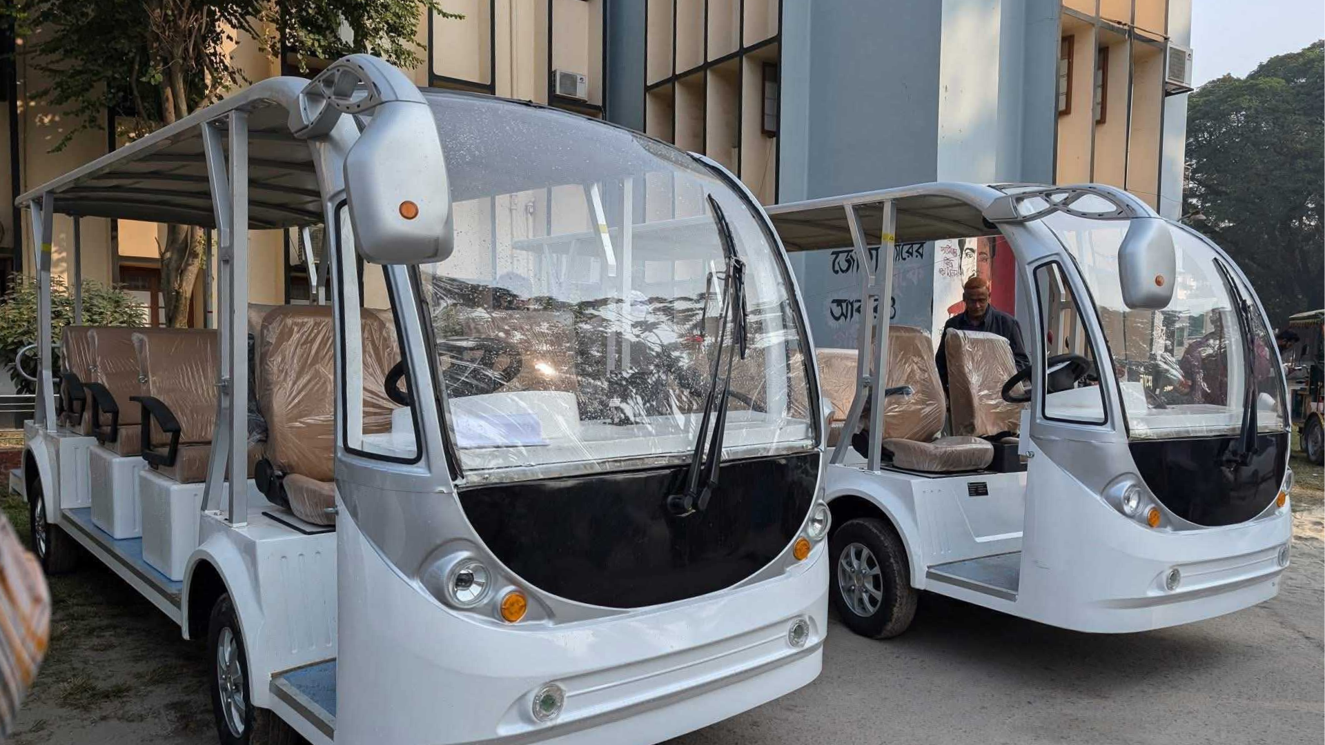 রাজশাহী বিশ্ববিদ্যালয়ে শিক্ষার্থীদের জন্য চালু হলো ৫ ই-কার