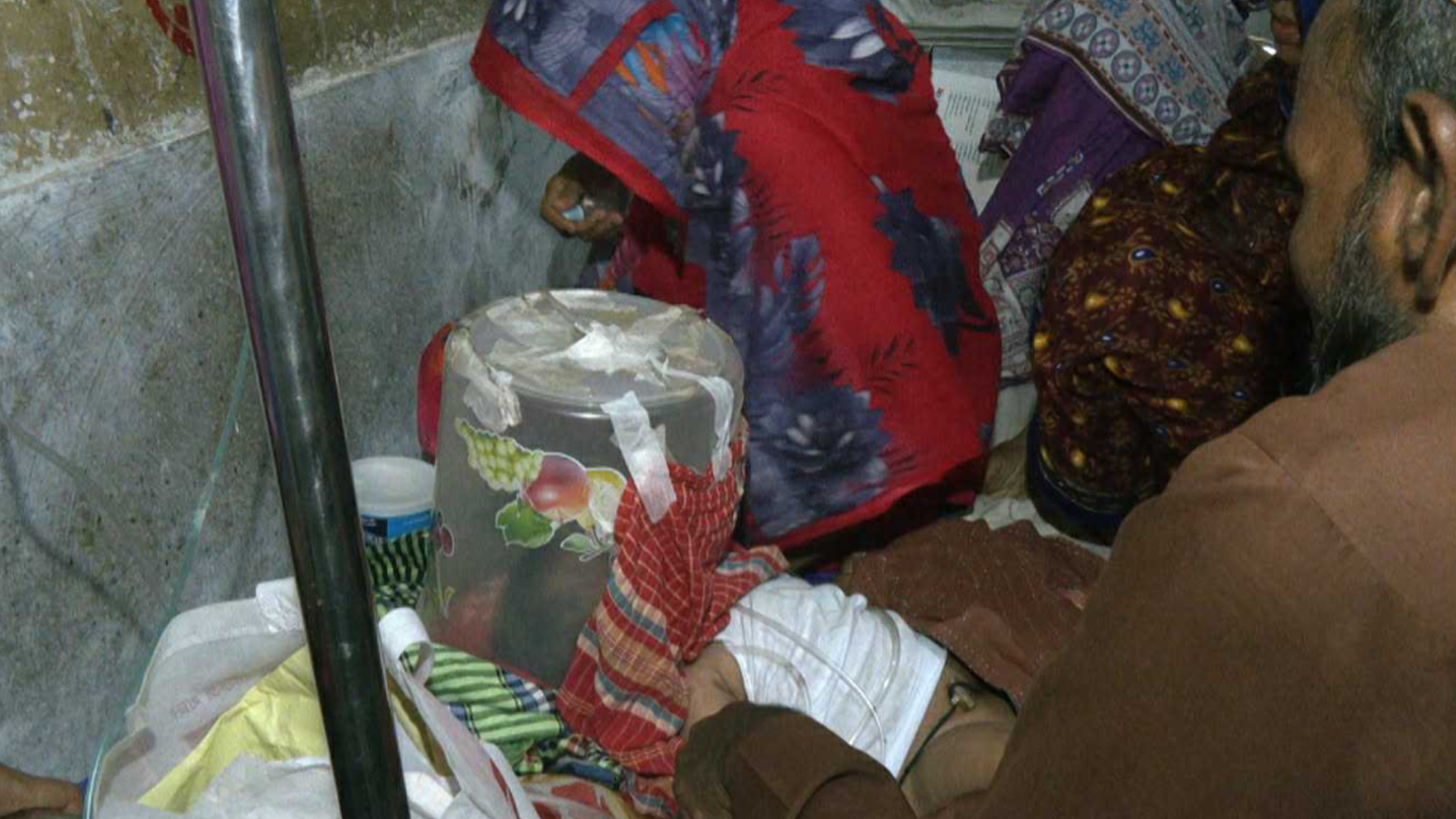 নেই ‘হেডমাস্ক’, শিশুদের অক্সিজেন দেয়া হচ্ছে প্লাস্টিকের পটে!