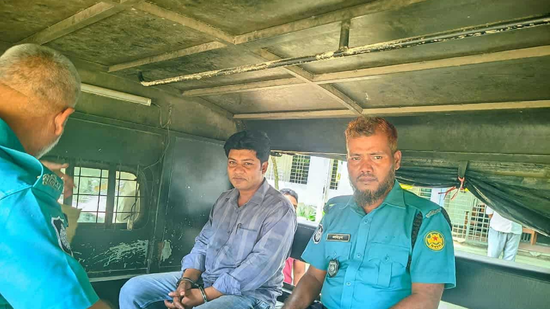 খাদ্য অধিদফতরের উপ-পরিদর্শক পরীক্ষায় প্রক্সি, ব্যাংক কর্মকর্তা ধরা