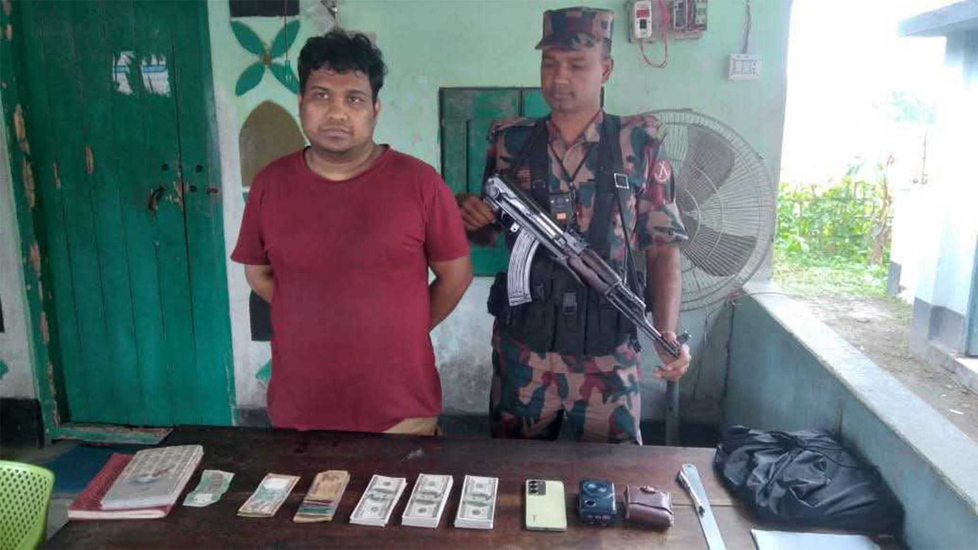 বাংলাবান্ধায় ২৪ হাজার ৬০০ মার্কিন ডলারসহ ভারতীয় নাগরিক আটক