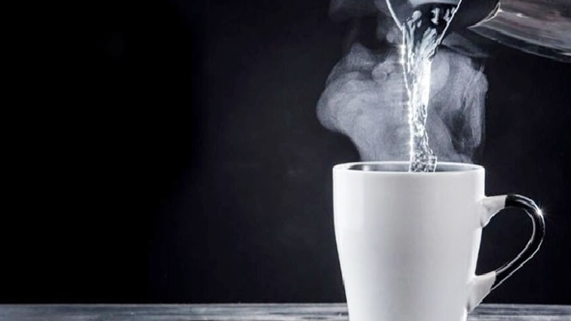 সকালে খালি পেটে কুসুম গরম পানি পানের উপকারিতা জানেন?