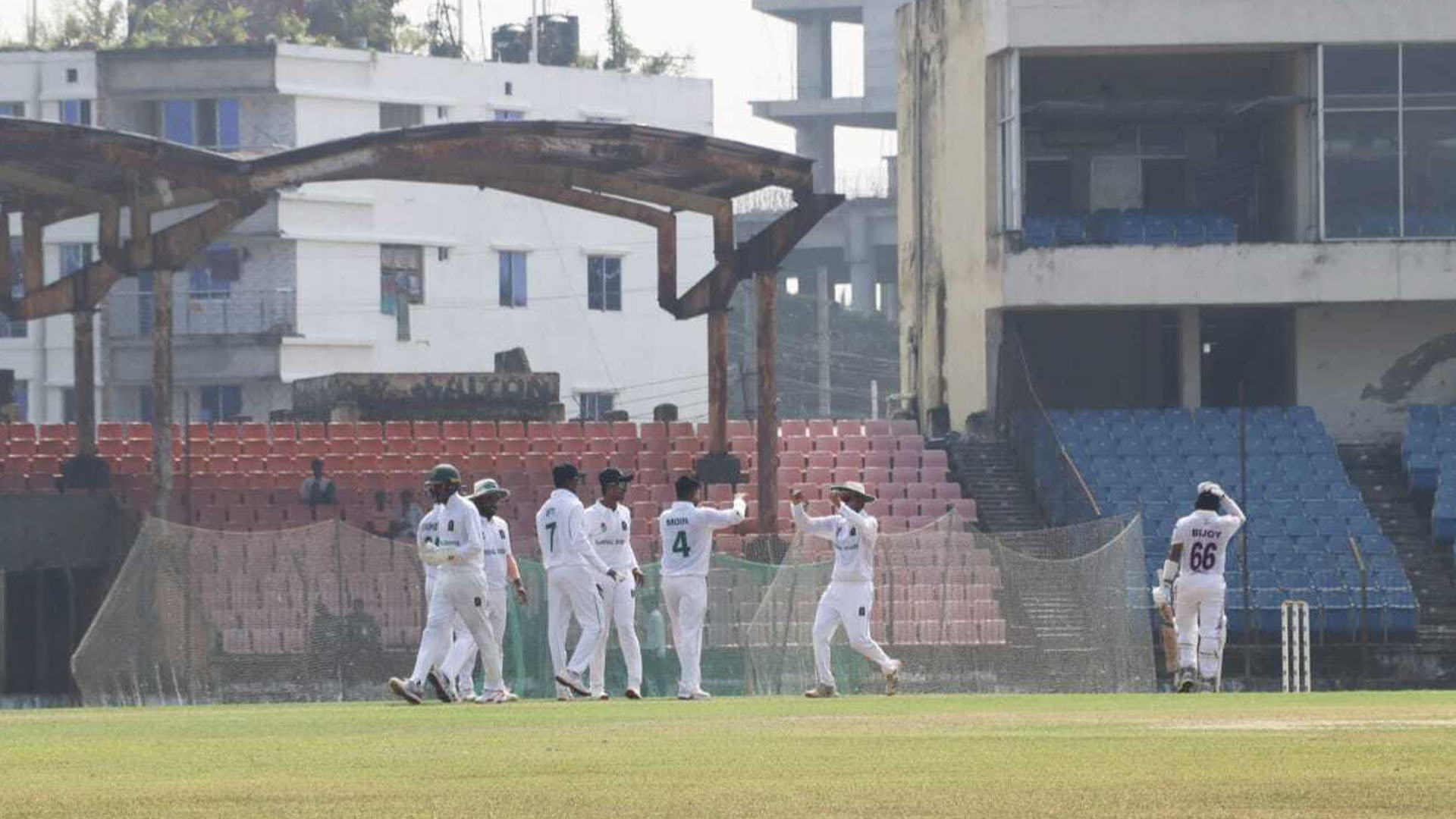 জীবনের ব্যাটে বড় সংগ্রহের পথে খুলনা