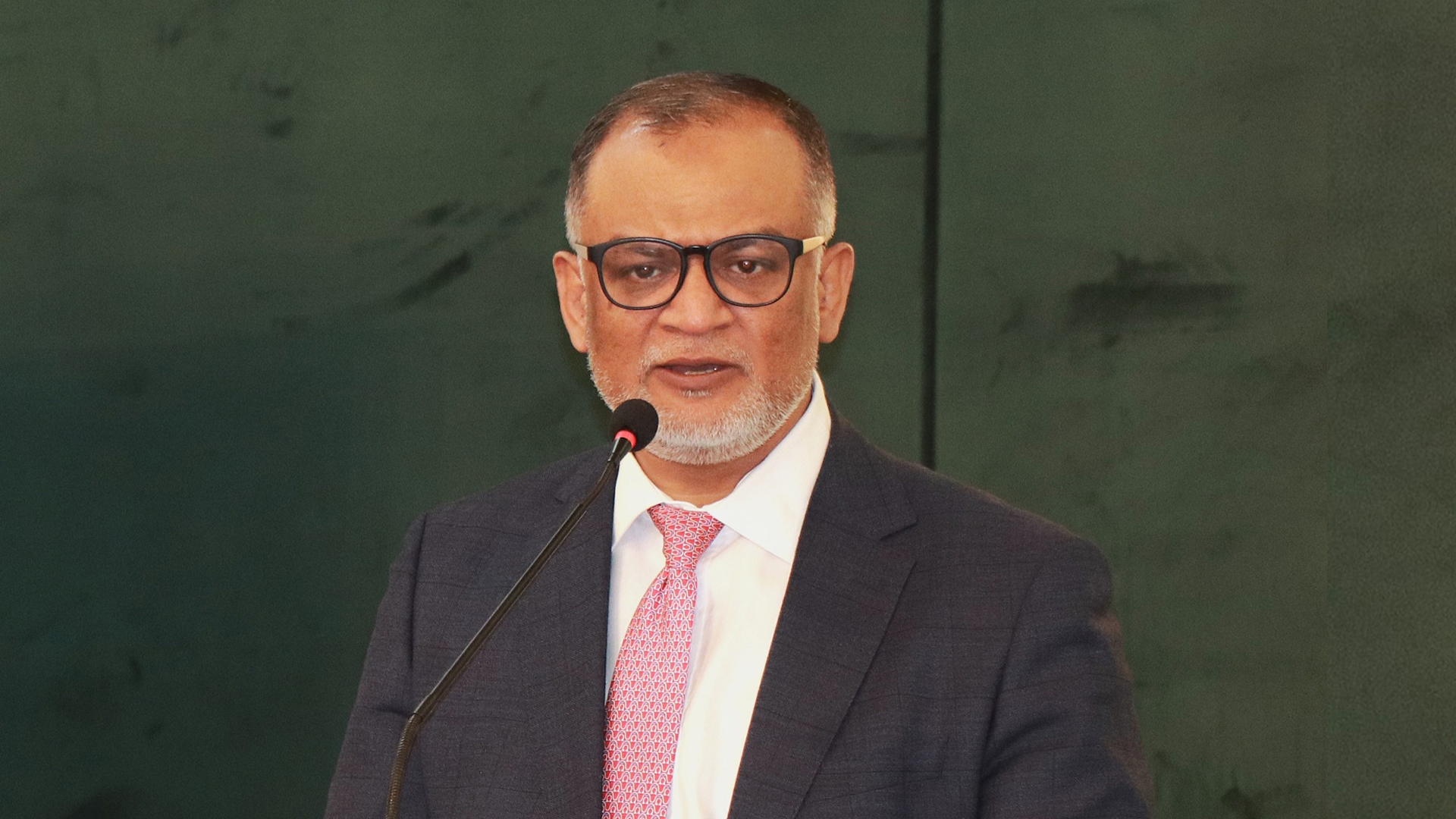 যুক্তরাষ্ট্রে পণ্য রফতানিতে শুল্কহার ‘শূন্য’ করতে চেষ্টা চলছে: বাণিজ্য উপদেষ্টা