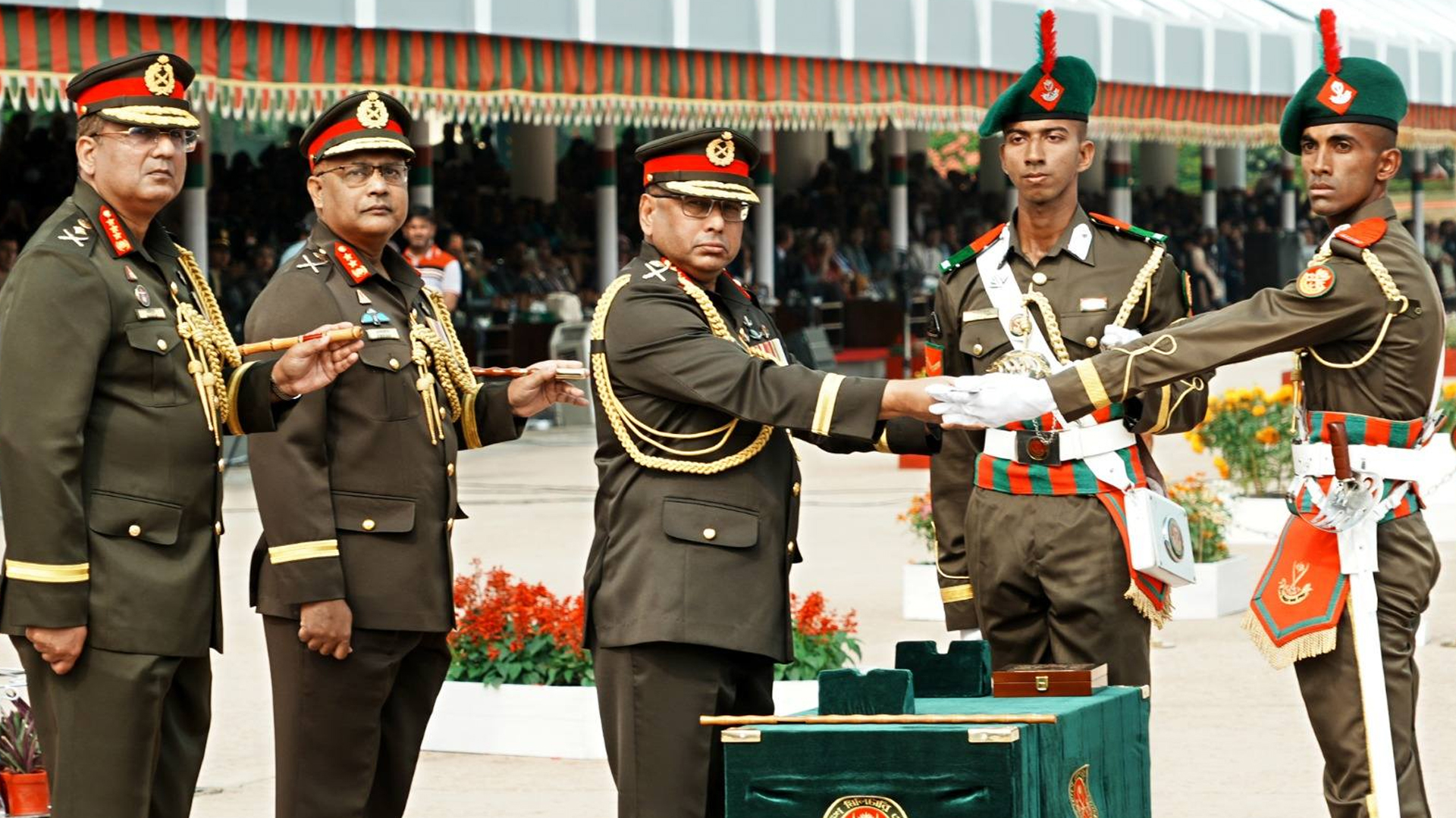 চট্টগ্রামের ভাটিয়ারিতে বাংলাদেশ মিলিটারি একাডেমি (বিএমএ) প্যারেড গ্রাউন্ডে কৃতি ক্যাডেটদের হাতে পুরস্কার তুলে দিচ্ছেন সেনাপ্রধান জেনারেল ওয়াকার-উজ-জামান। ছবি: সময় সংবাদ