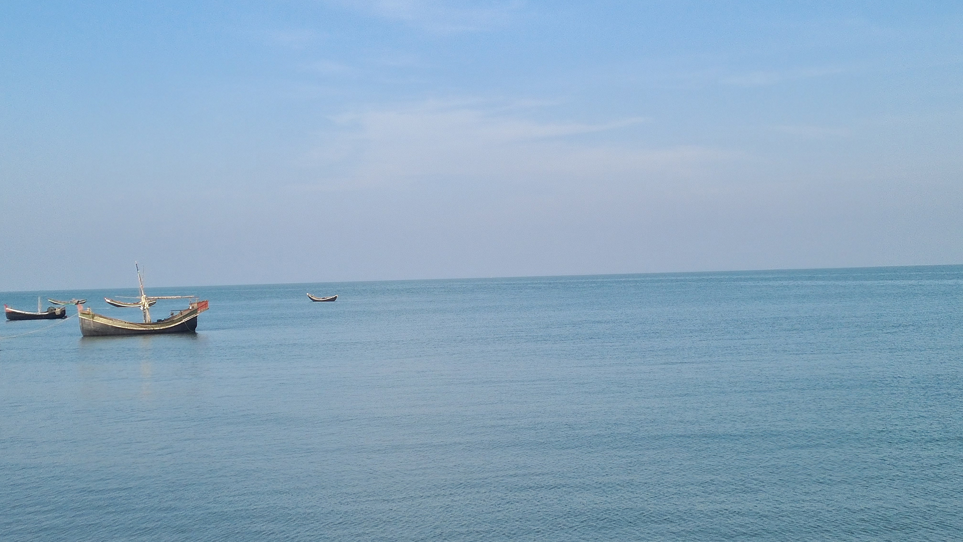 বঙ্গোপসাগর মাছ ধরার সময় বাংলাদেশি দুটি ট্রলারসহ আরও ১৪ জেলেকে ধরে নিয়ে গেছে আরাকান আর্মি। ছবি: সময় সংবাদ