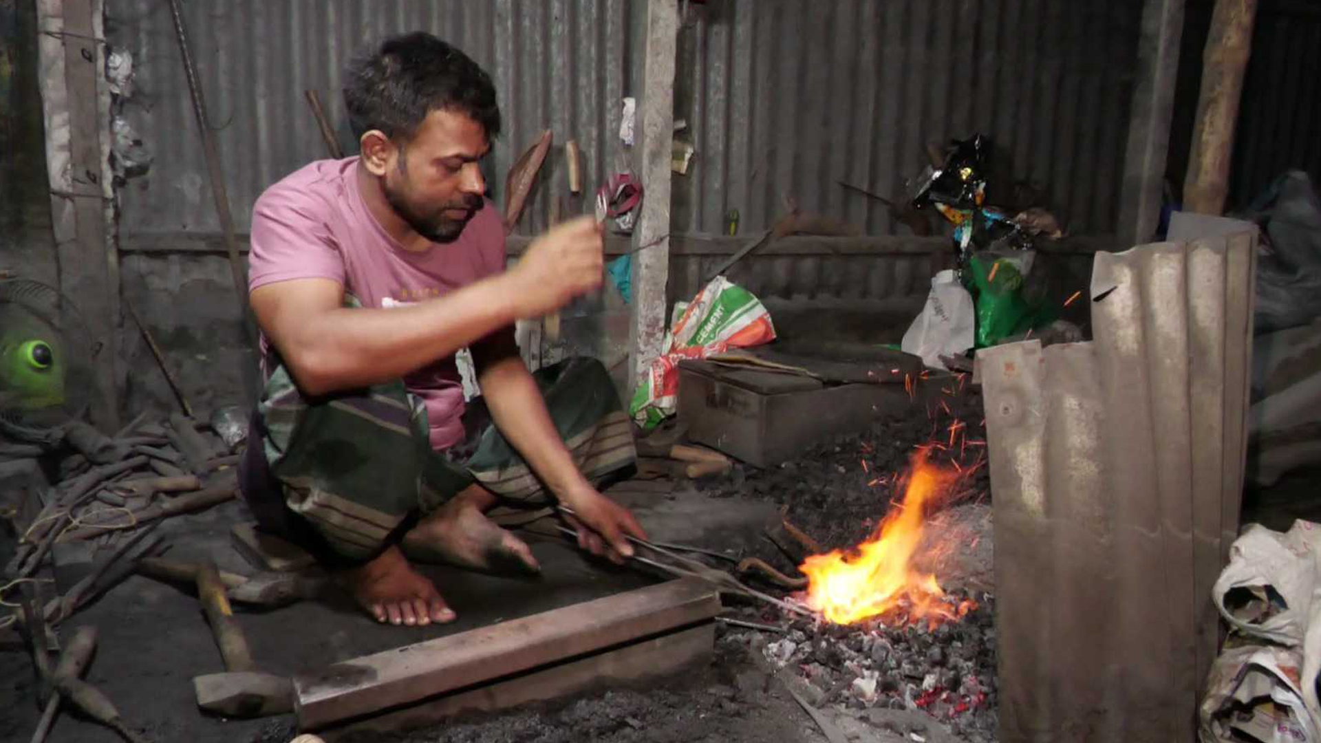 টুংটাং শব্দে মুখর সিরাজগঞ্জের কামারপল্লী, দা-ছুরি-বঁটি তৈরিতে শেষ মুহূর্তের ব্যস্ততা