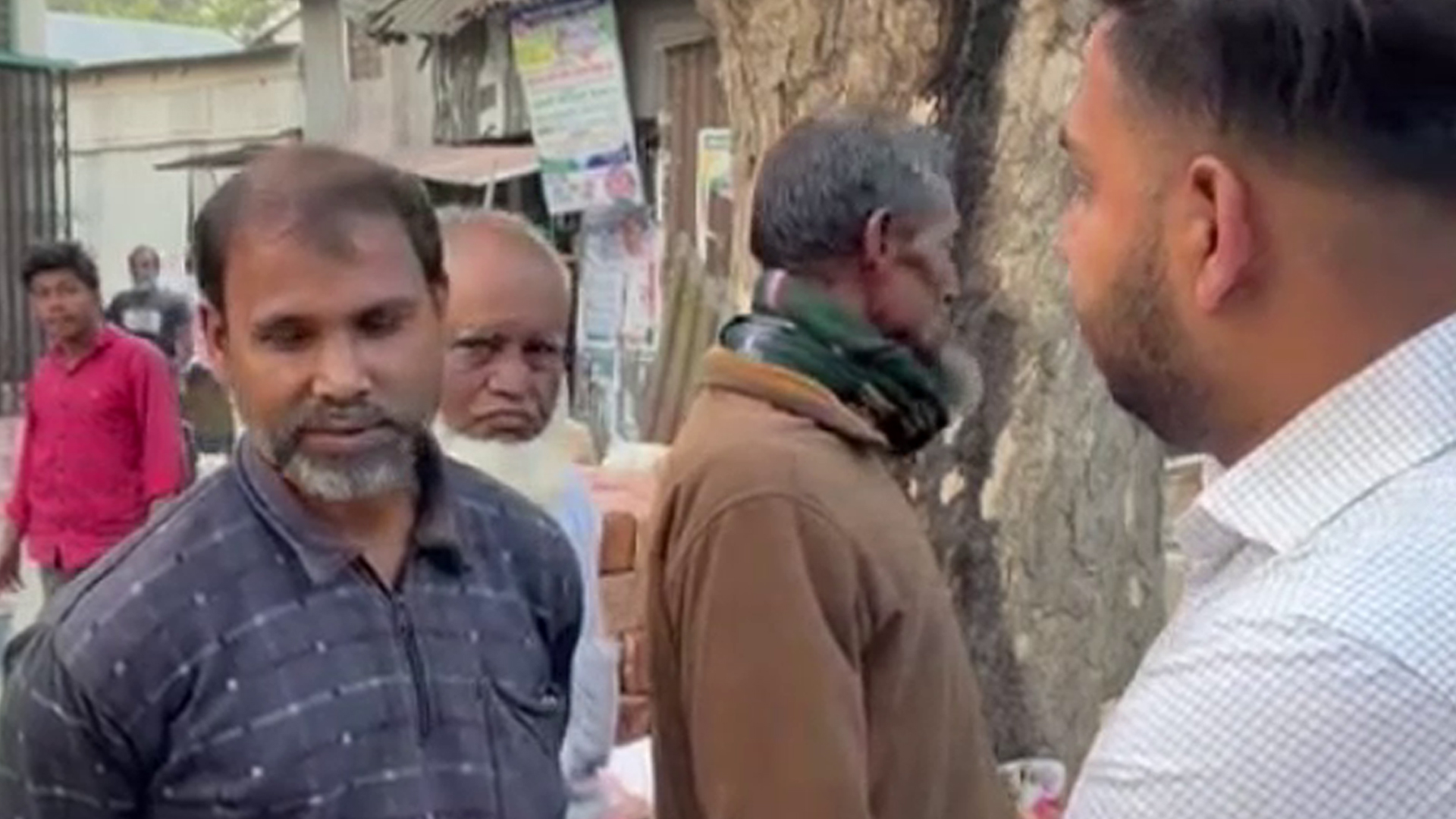 খাজনার নামে অতিরিক্ত অর্থ আদায়, প্রচারণাকালে হাতেনাতে ধরলেন স্বতন্ত্র প্রার্থী