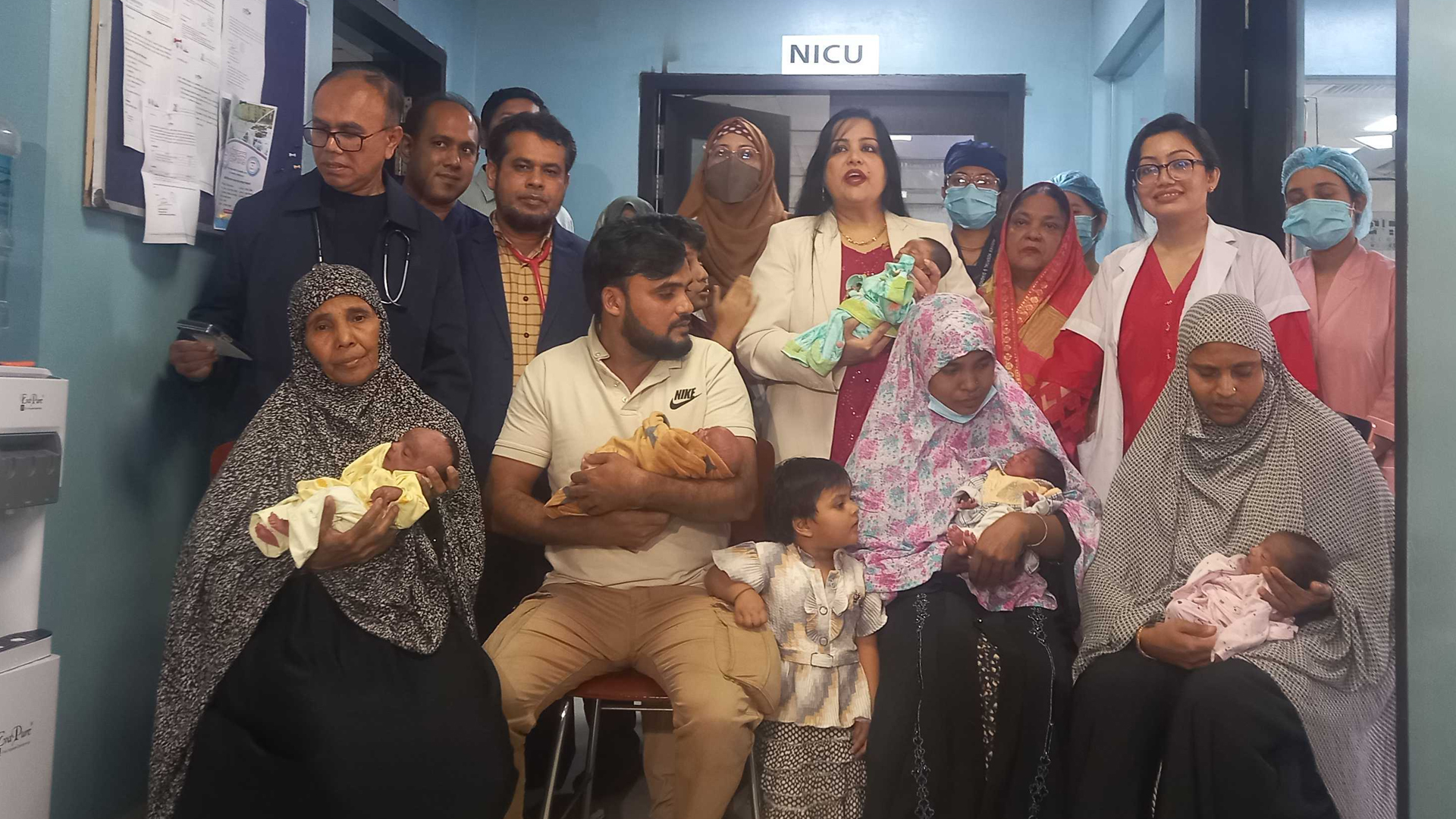 ১০ বছর নিঃসন্তান থাকার পর একসঙ্গে জন্ম হওয়া পাঁচ সন্তানকে নিয়ে ঘরে ফিরল দম্পতি