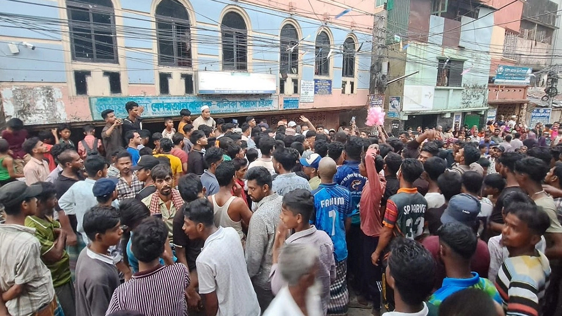 শিশু ধর্ষণে অভিযুক্তকে ভবনে আটকে রেখেছে জনতা, পুলিশও ‘অবরুদ্ধ’
