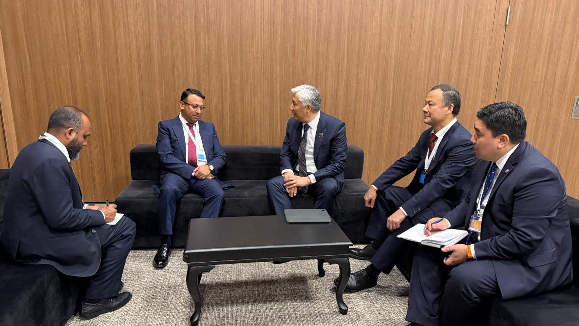 পররাষ্ট্র উপদেষ্টার সঙ্গে কিরগিজস্তান রাষ্ট্রপতির বিশেষ দূতের সাক্ষাৎ