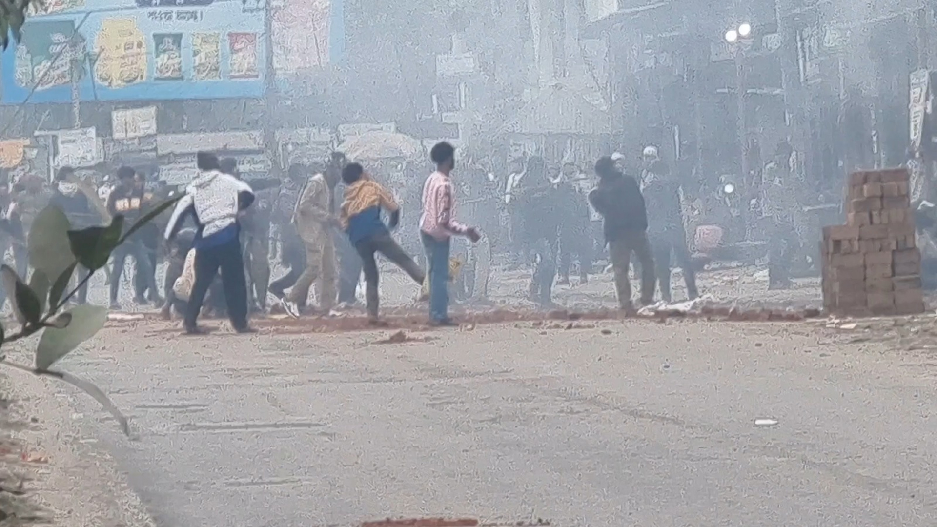 মাদারীপুরে দুপক্ষের সংঘর্ষ-অর্ধশত ককটেল বিস্ফোরণ, আহত ৫