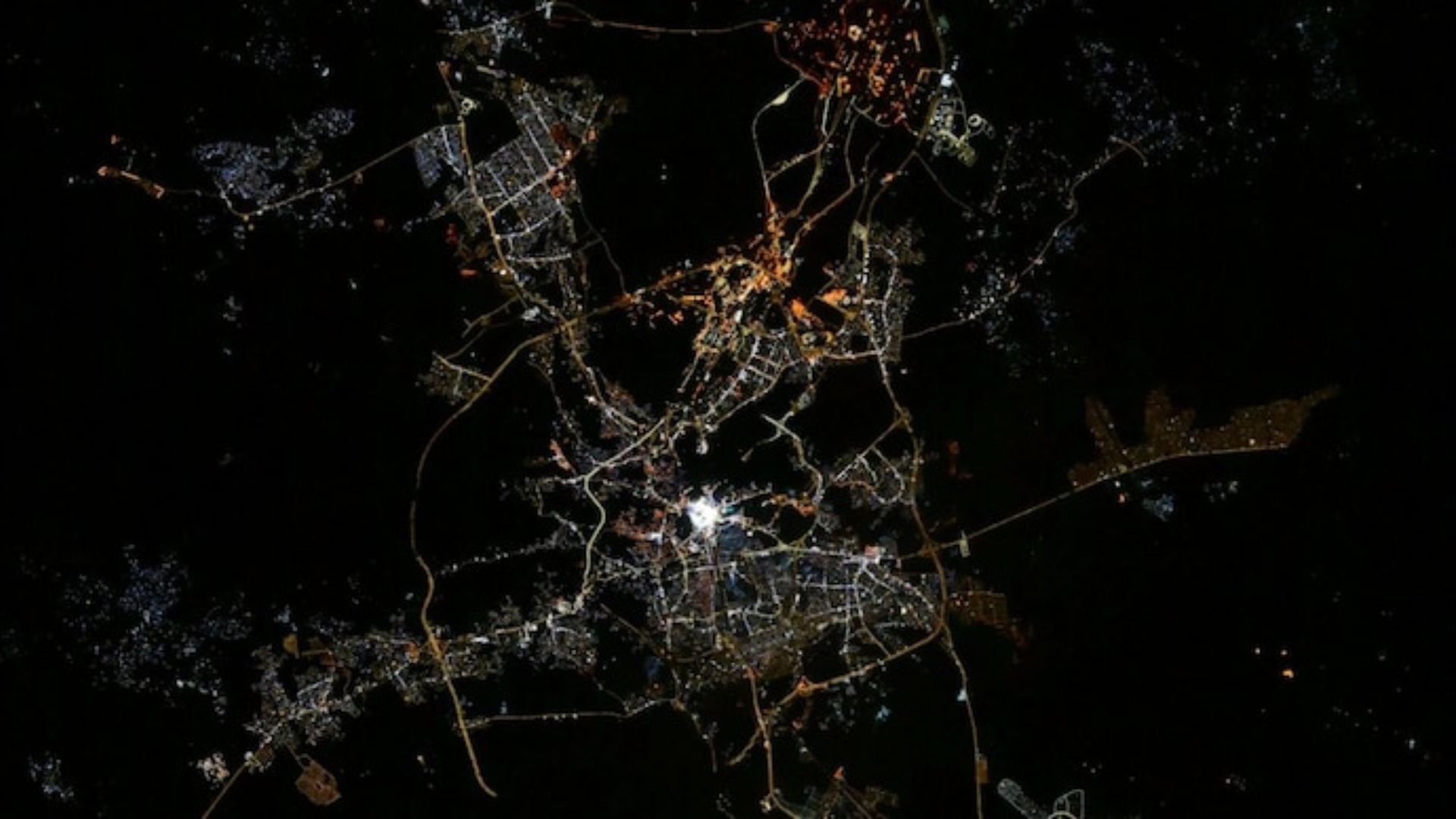 মহাকাশ থেকেও দৃশ্যমান পবিত্র কাবা!