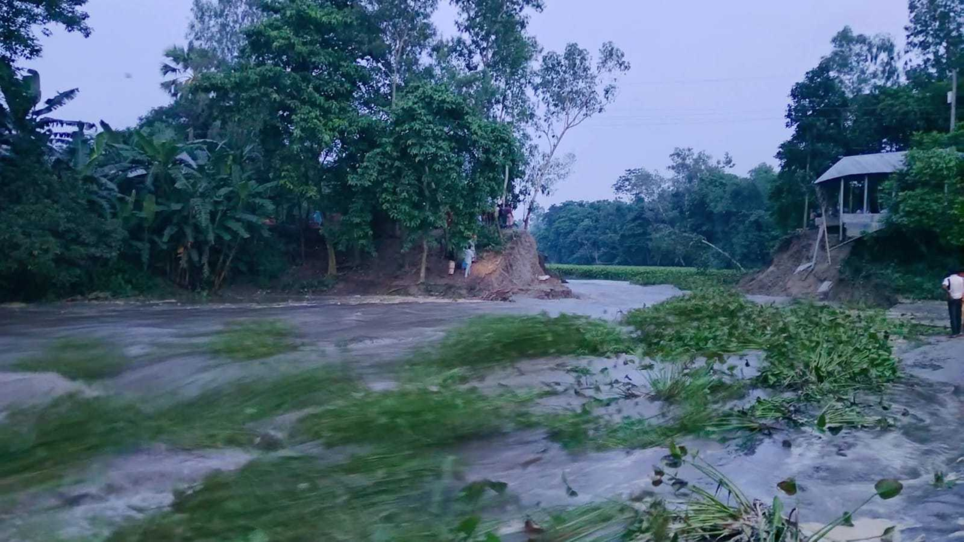 বগুড়ায় বন্যা নিয়ন্ত্রণ বাঁধ ধসে ১২ গ্রাম যোগাযোগ বিচ্ছিন্ন