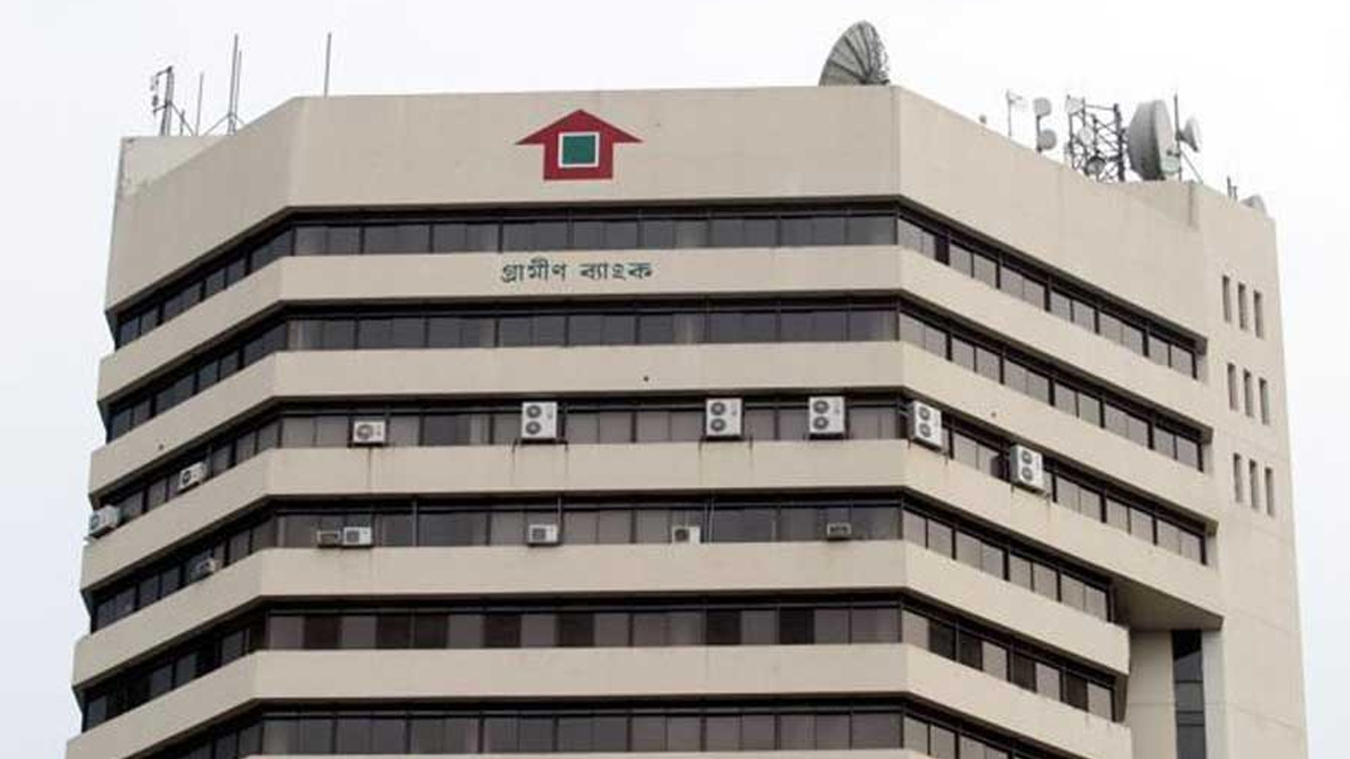 গ্রামীণ ব্যাংকের সামনে ককটেল বিস্ফোরণ ঘটিয়ে পালালো দৃর্বৃত্তরা