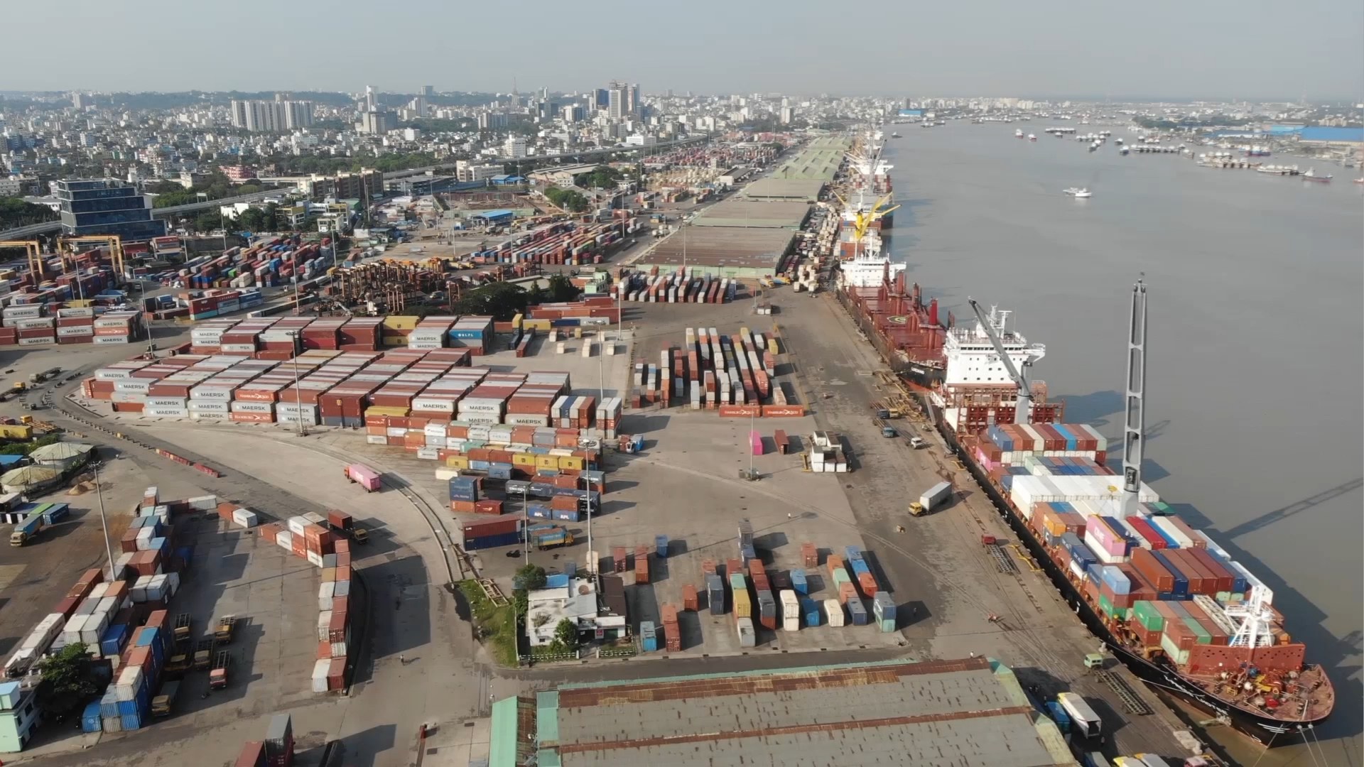 ১৩৯ বছরে চট্টগ্রাম বন্দর: সক্ষমতা বাড়লেও কাটেনি অবকাঠামোগত সংকট