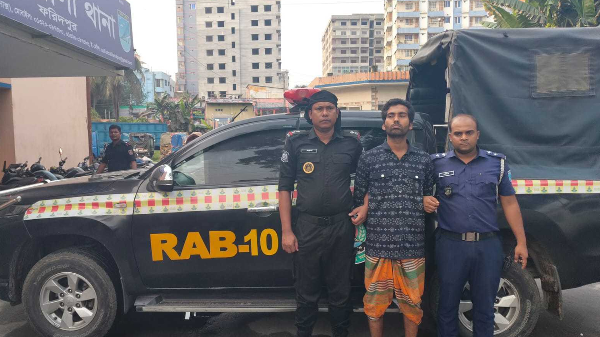 ফরিদপুরে তিন জনকে কুপিয়ে হত্যার ঘটনায় আটক ১