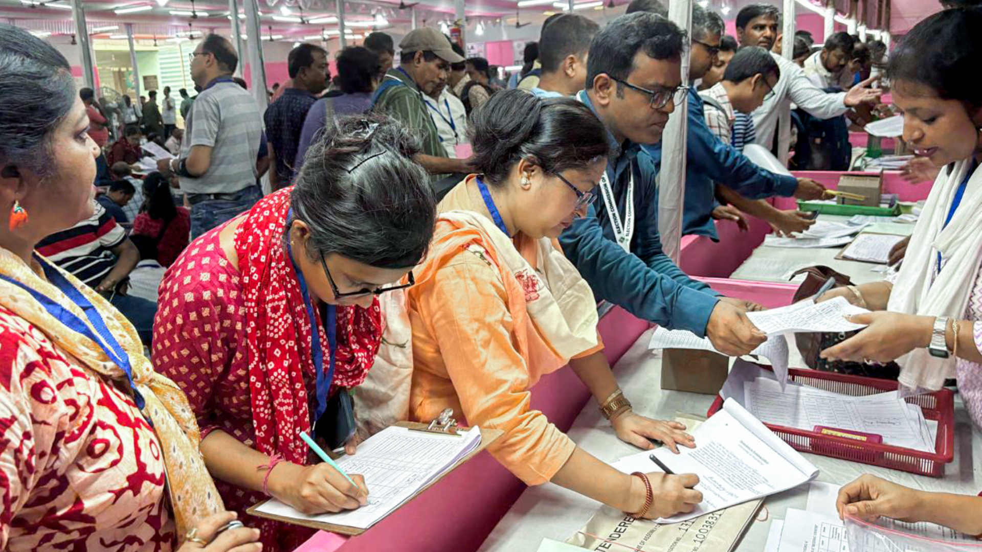 অভিযোগ-পাল্টা অভিযোগে ভোটগ্রহণ সম্পন্ন, কে হাসবে শেষ হাসি?