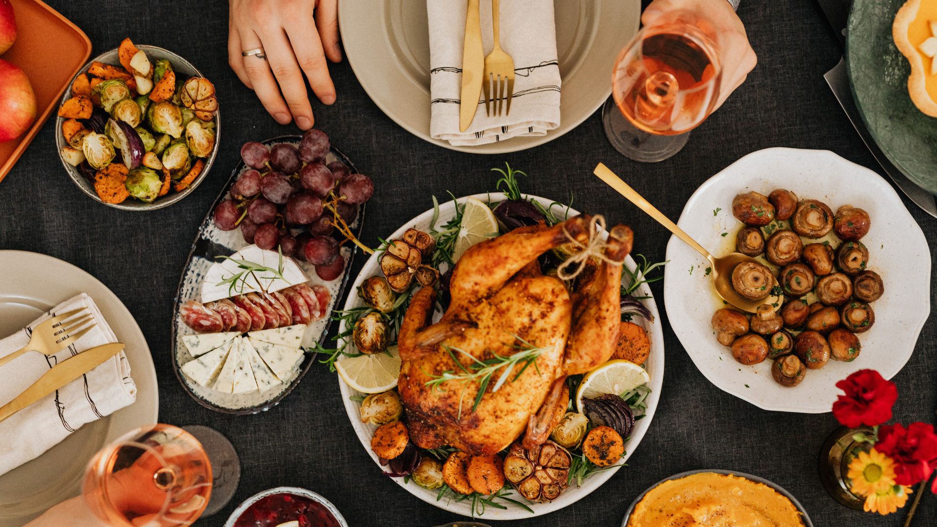 দস্তরখানে খাওয়ার বিধান কী?