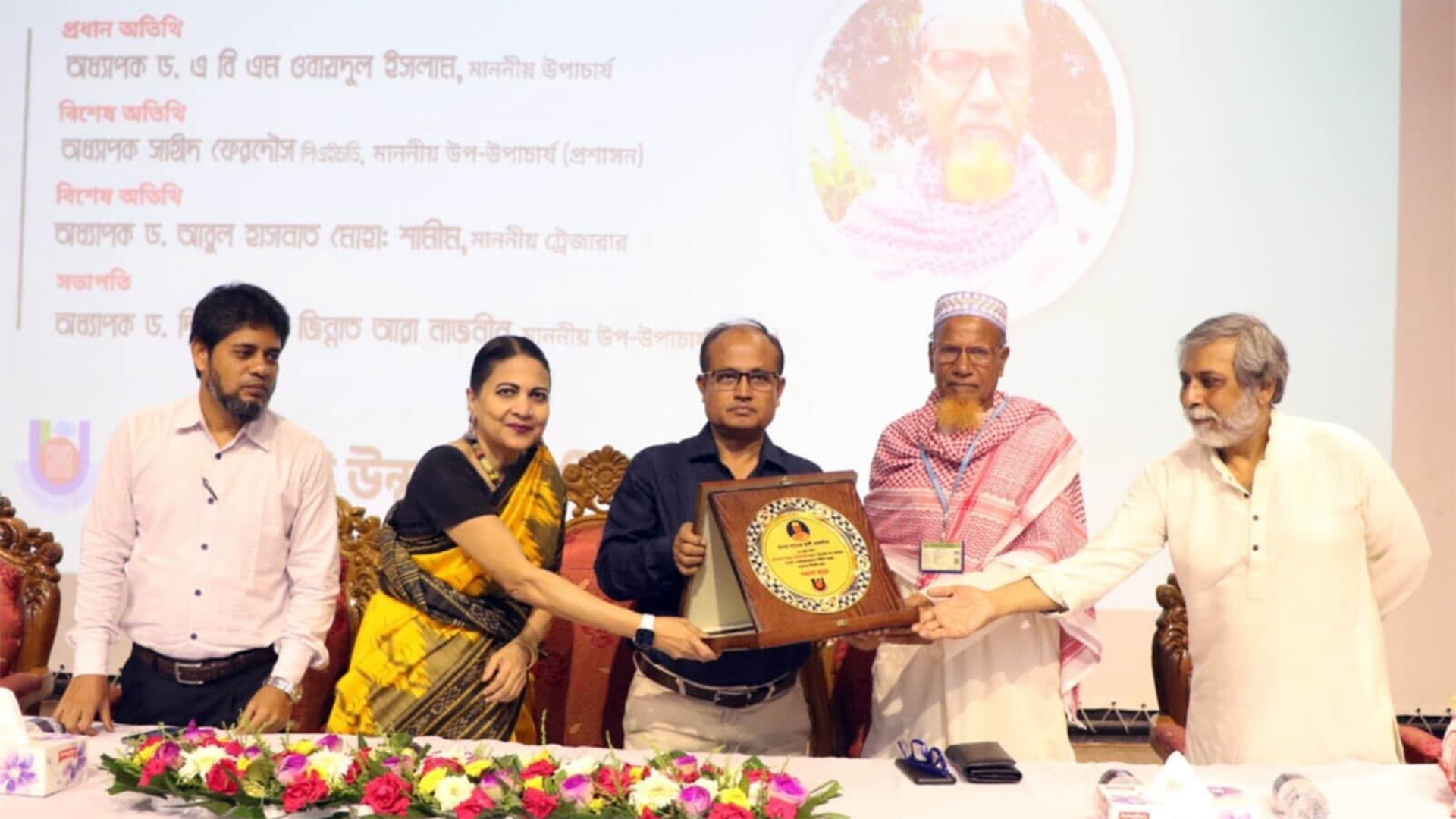 ৭৫ বছর বয়সে বিএ পাস করলেন কৃষক সাদেক আলী