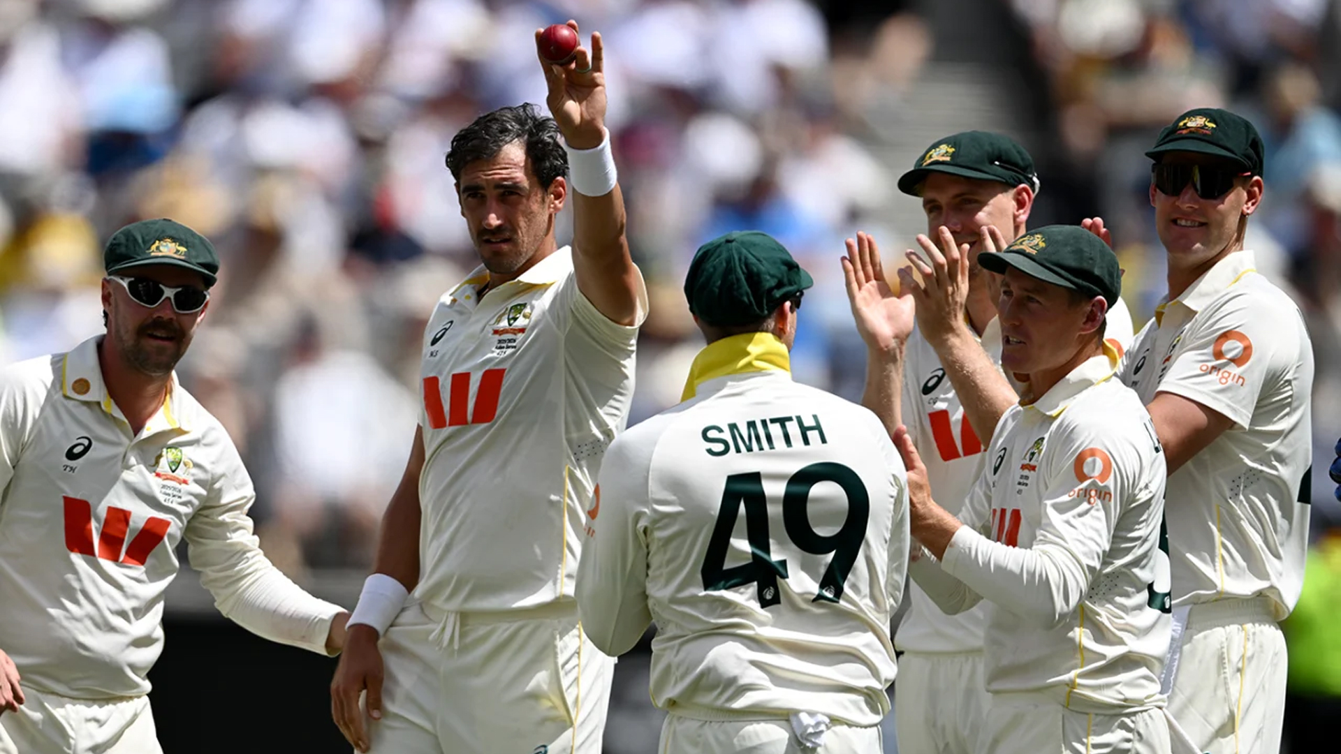 স্টার্ক ঝড়ে ১৭২ রানেই শেষ ইংল্যান্ডের প্রথম ইনিংস