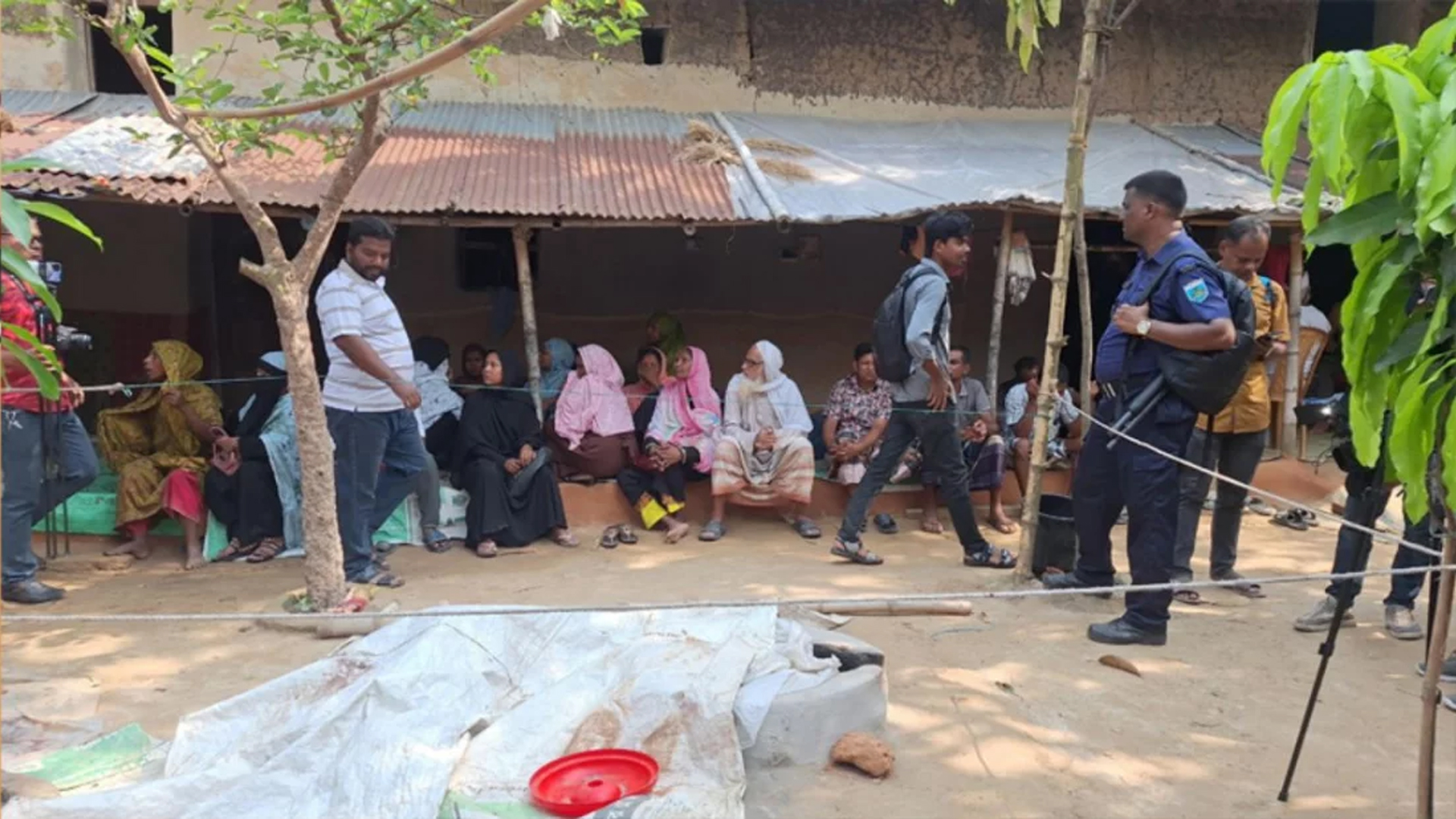 দরজায় রক্ত, ঘরে ঢুকেই বাবা দেখলেন ছেলে পুত্রবধু ও নাতি-নাতনির লাশ!