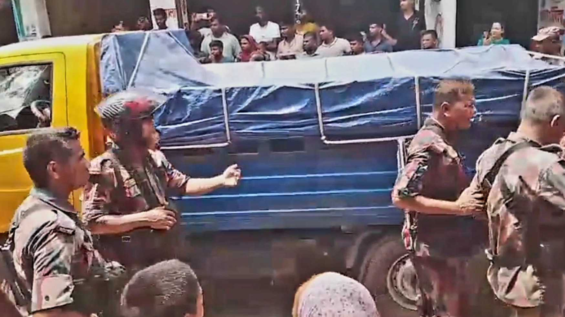 বিজিবির কাছে আটক চোরাই পণ্য নিয়ে গেল কারবারিরা
