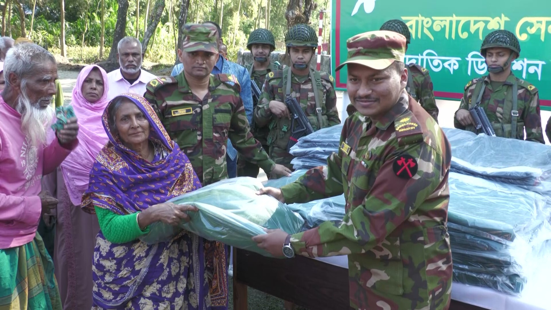 পঞ্চগড়ে সেনাবাহিনীর শীতবস্ত্র বিতরণ