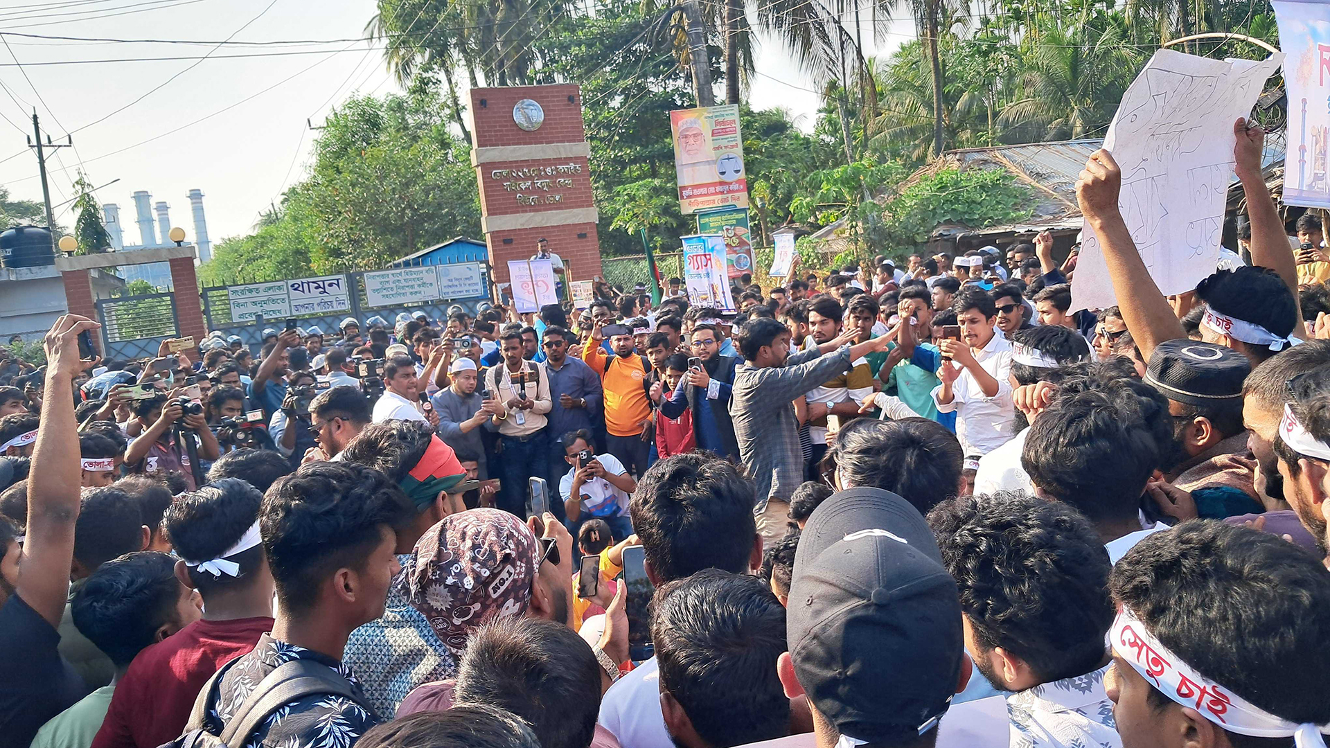 বিদ্যুৎ কেন্দ্রের মূলফটকে তালা, ভেতরে ইউএনও-ওসিসহ অবরুদ্ধ কর্মকর্তারা