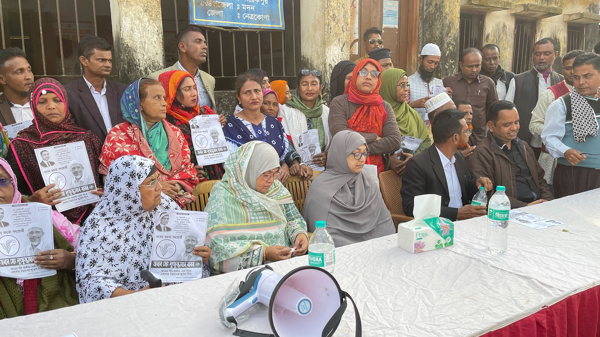 হাওড়াঞ্চলে বাবরকে জেতাতে স্ত্রী তাহমিনার গণসংযোগ