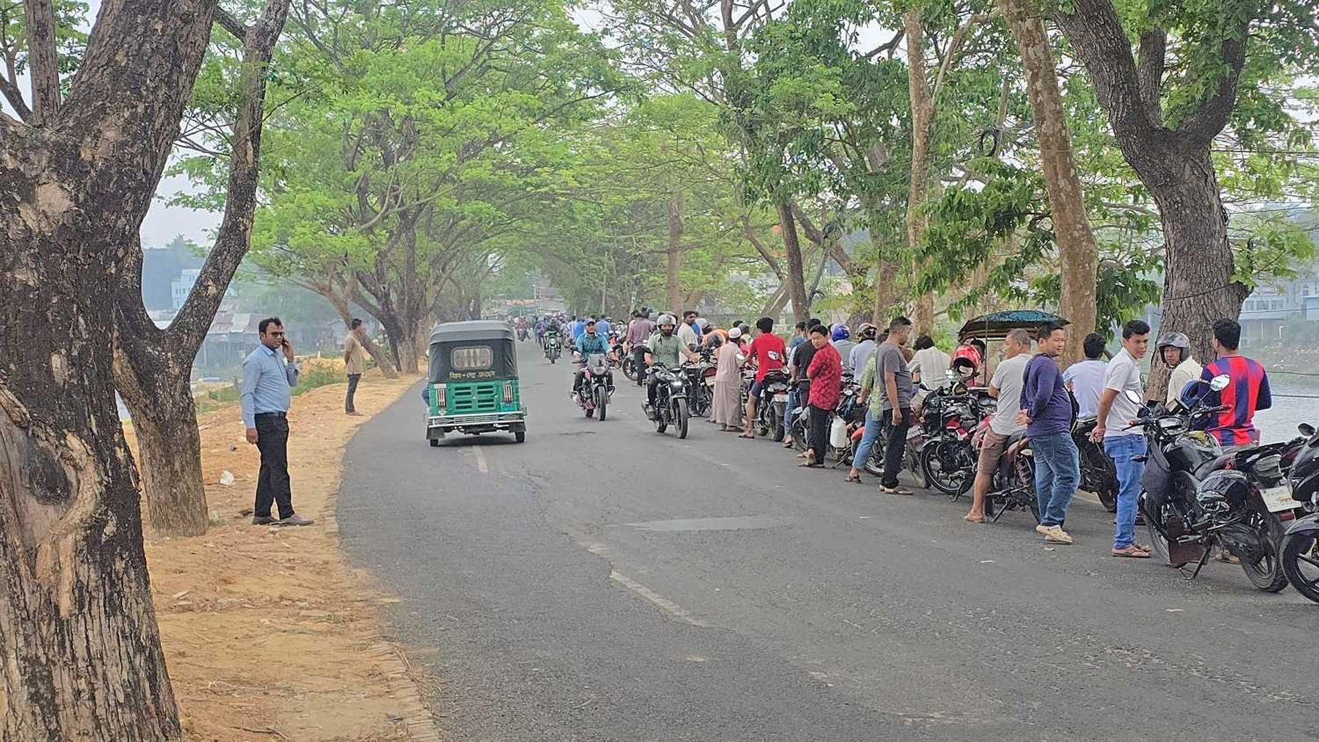 অকটেন পেতে এক কিলোমিটার মোটর সাইকেলের লাইন