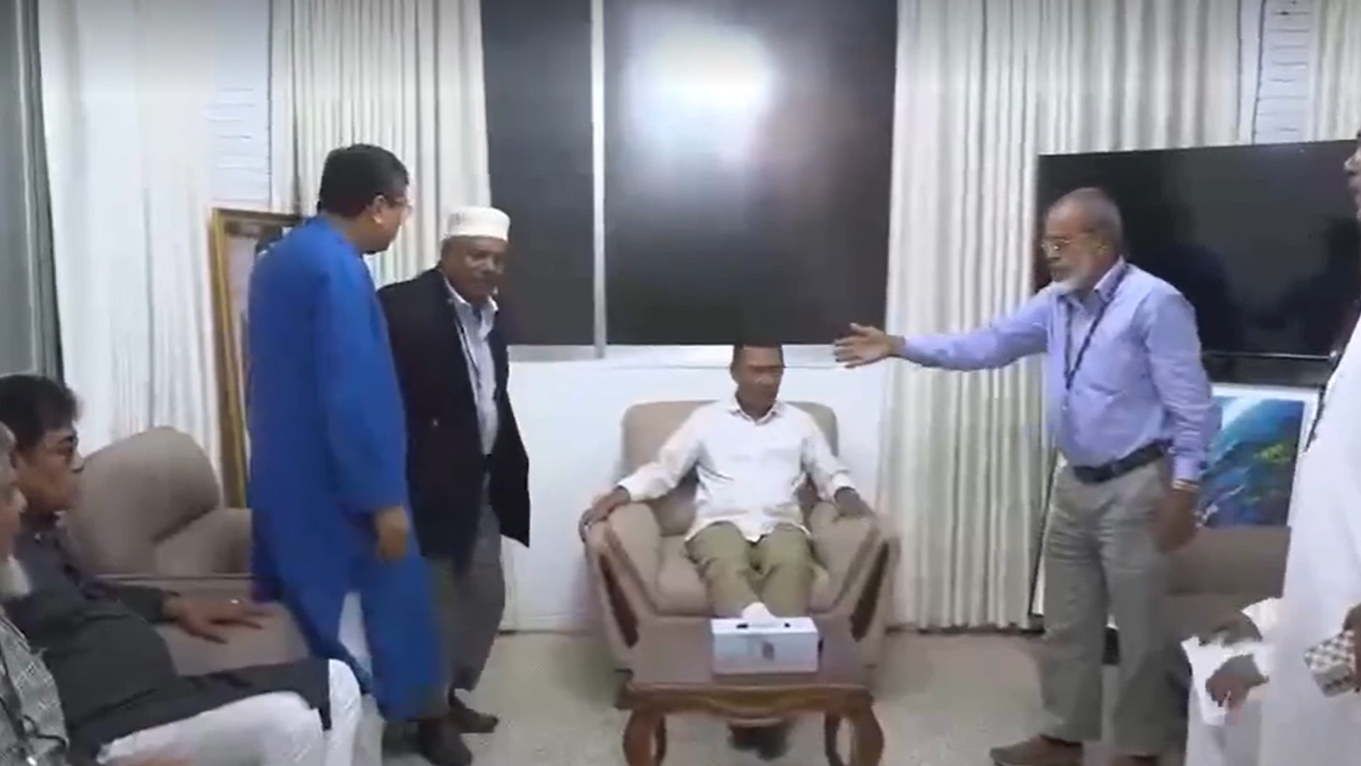 প্রধানমন্ত্রীর সঙ্গে জেলা পরিষদের প্রশাসকদের বৈঠক চলছে