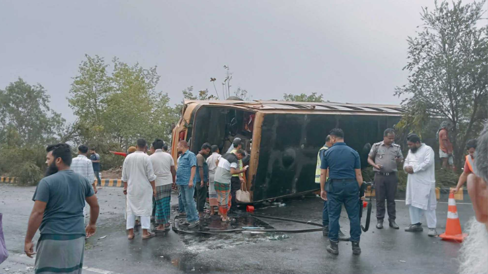 পদ্মা সেতু পার হতেই উল্টে গেল যাত্রীবাহী বাস, আহত ১৫