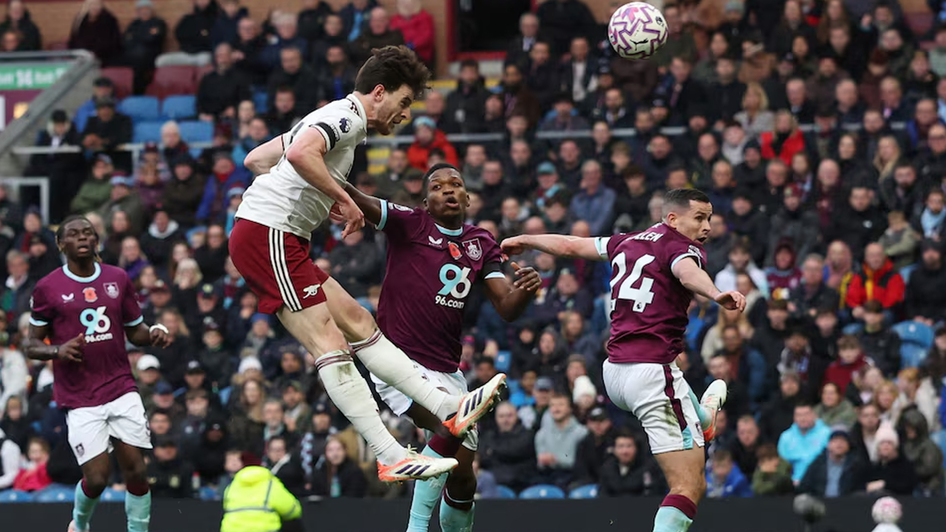 সহজ জয়ে শীর্ষস্থান আরও মজবুত করলো আর্সেনাল, হোঁচট খেলো ম্যানইউ