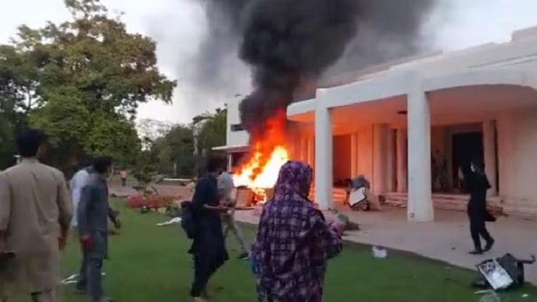 সেনা সদর দফতরে ইমরান সমর্থকদের তাণ্ডব