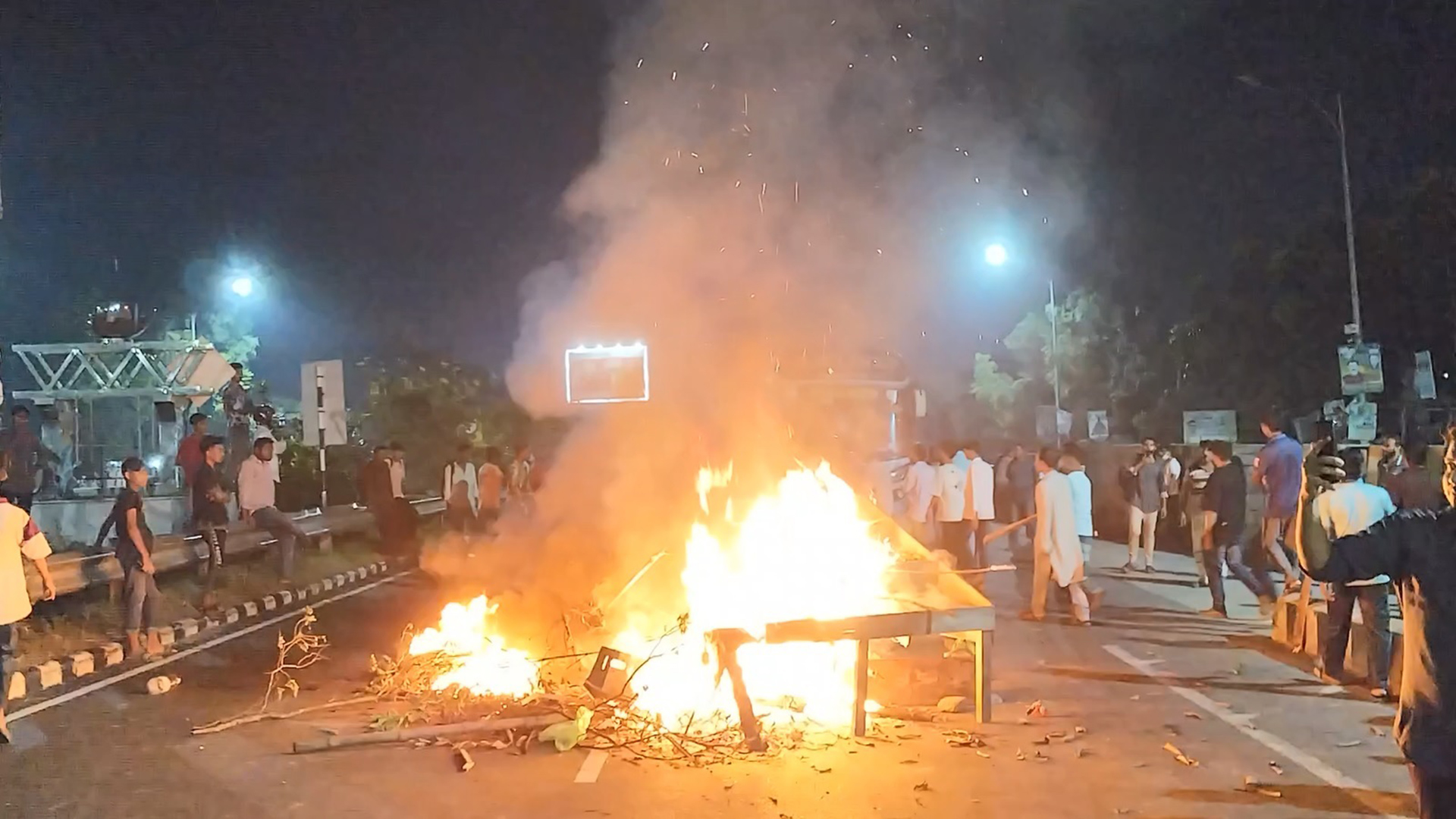 মনোনয়ন বঞ্চিত হওয়ায় ঢাকা-ভাঙ্গা এক্সপ্রেসওয়ে অবরোধ