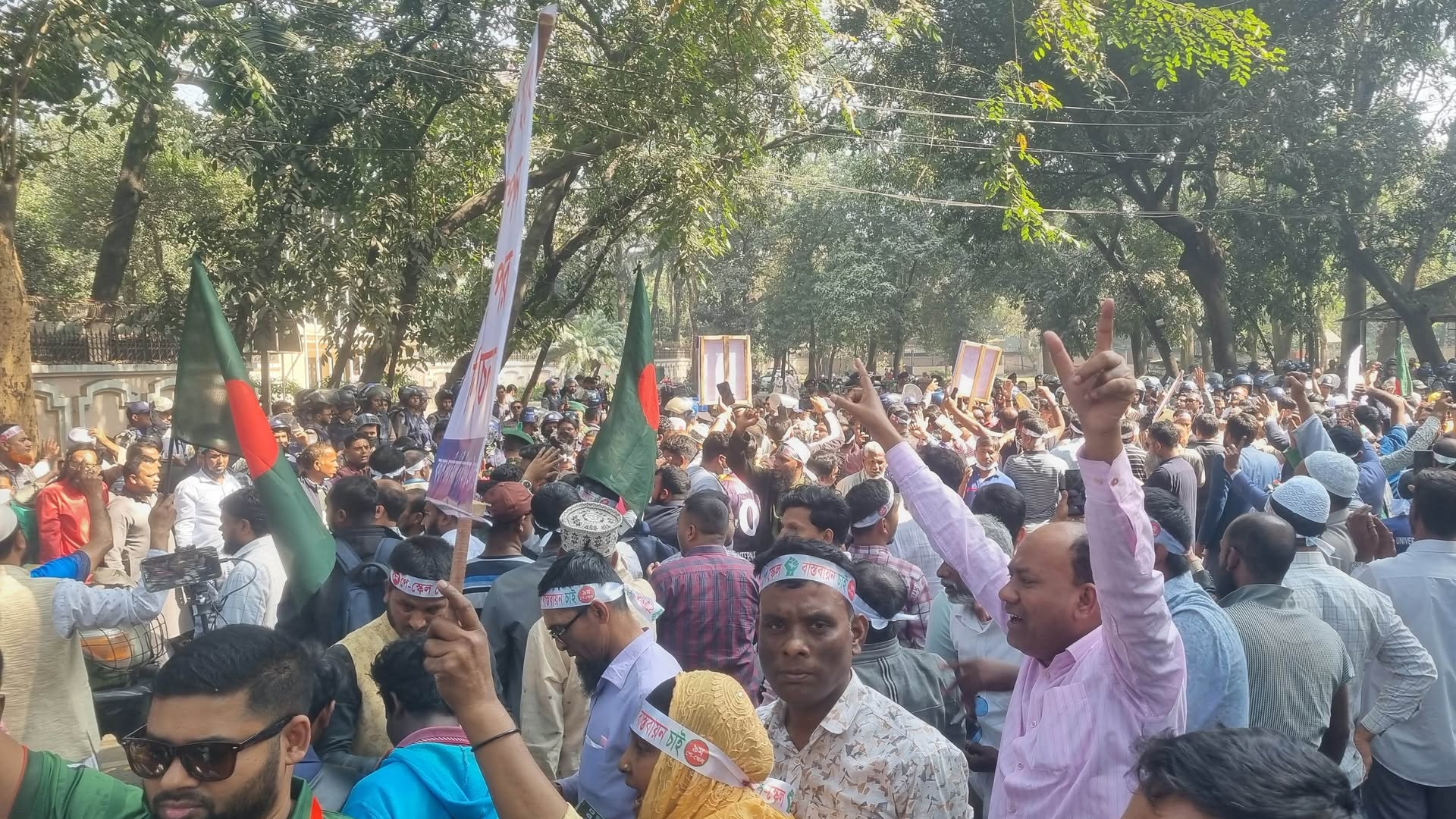 প্রধান উপদেষ্টার বাসভবন যমুনার সামনে অবস্থান নিয়ে বিভিন্ন স্লোগান দেন সরকারি চাকরিজীবীরা। ছবি: সময় সংবাদ