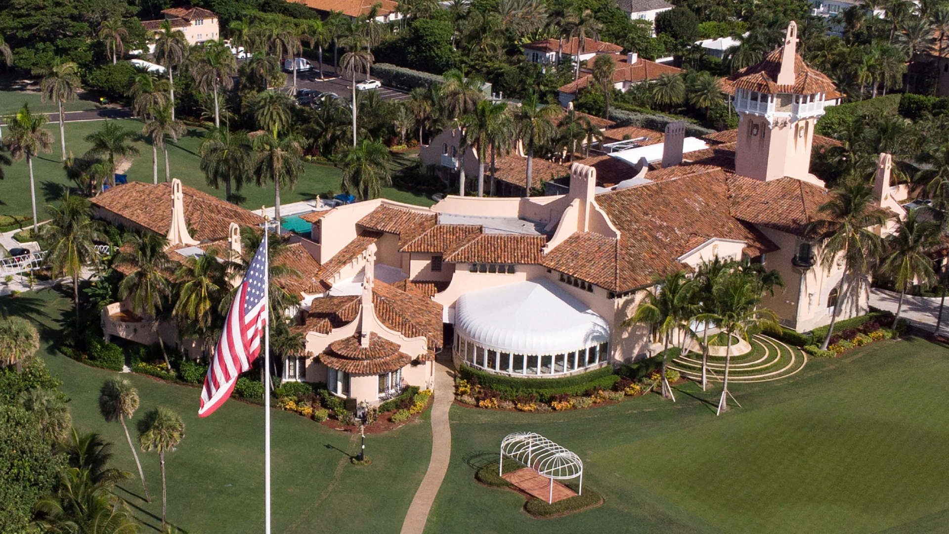 ‘শটগান’ নিয়ে ট্রাম্পের বাড়িতে প্রবেশের চেষ্টা, নিরাপত্তাবাহিনীর গুলিতে একজন নিহত