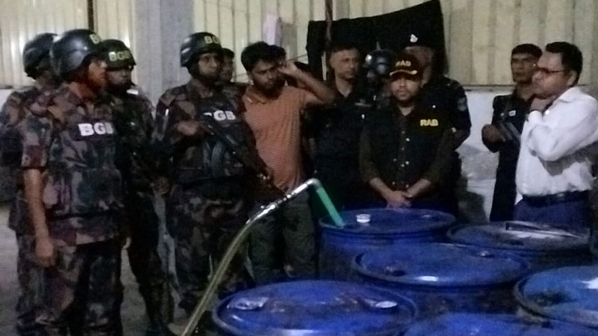 রূপগঞ্জে ২০০০ লিটার সয়াবিন তেলের সন্ধান, গুদাম সিলগালা