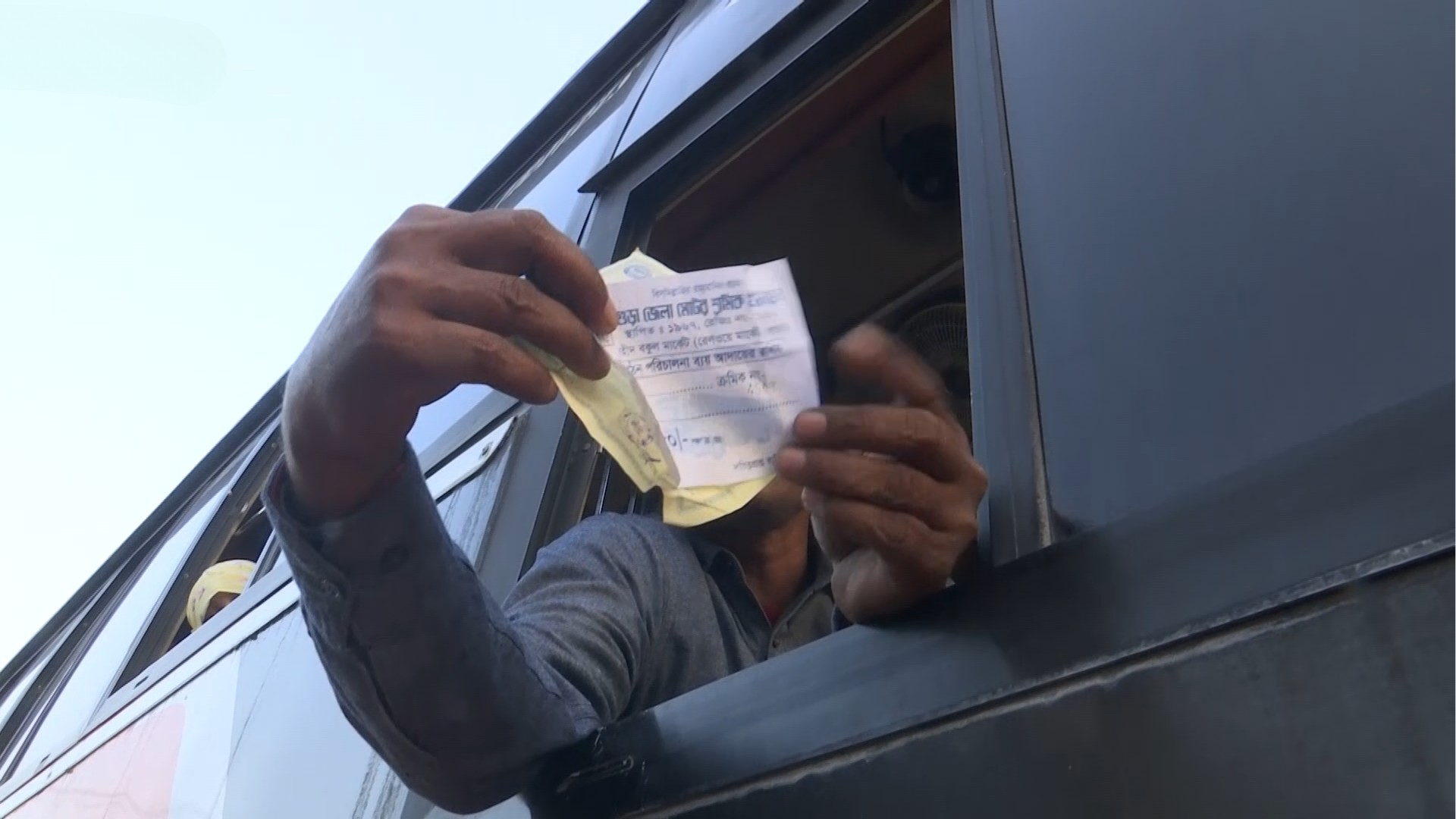 রাজশাহীতে প্রকাশ্যে চাঁদাবাজি: প্রশাসনের নাকের ডগায় চলছে টাকা উত্তোলন