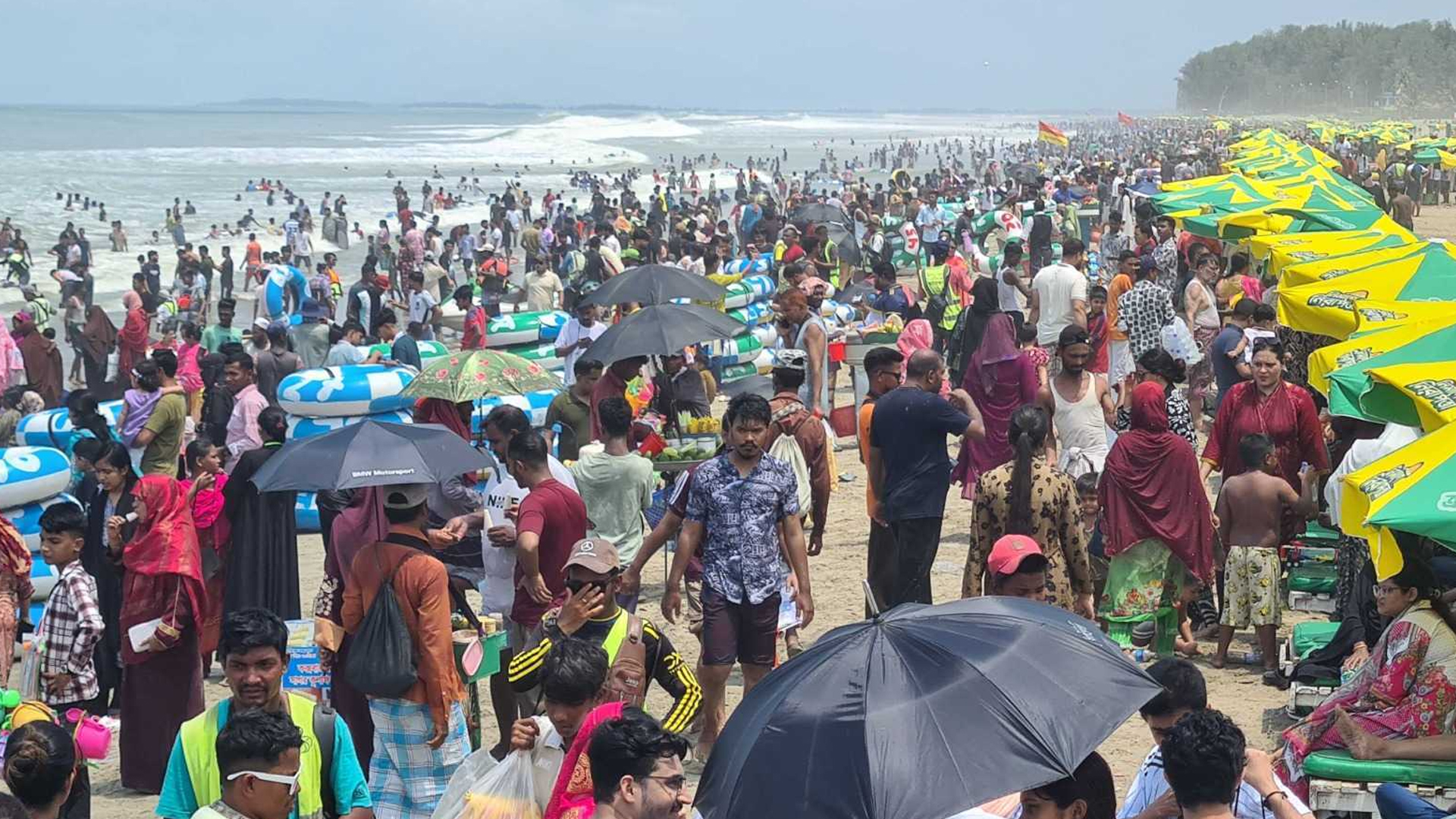 কক্সবাজারে কমেনি পর্যটকের ভিড়, ঈদে ৭০০ কোটি টাকার ব্যবসা