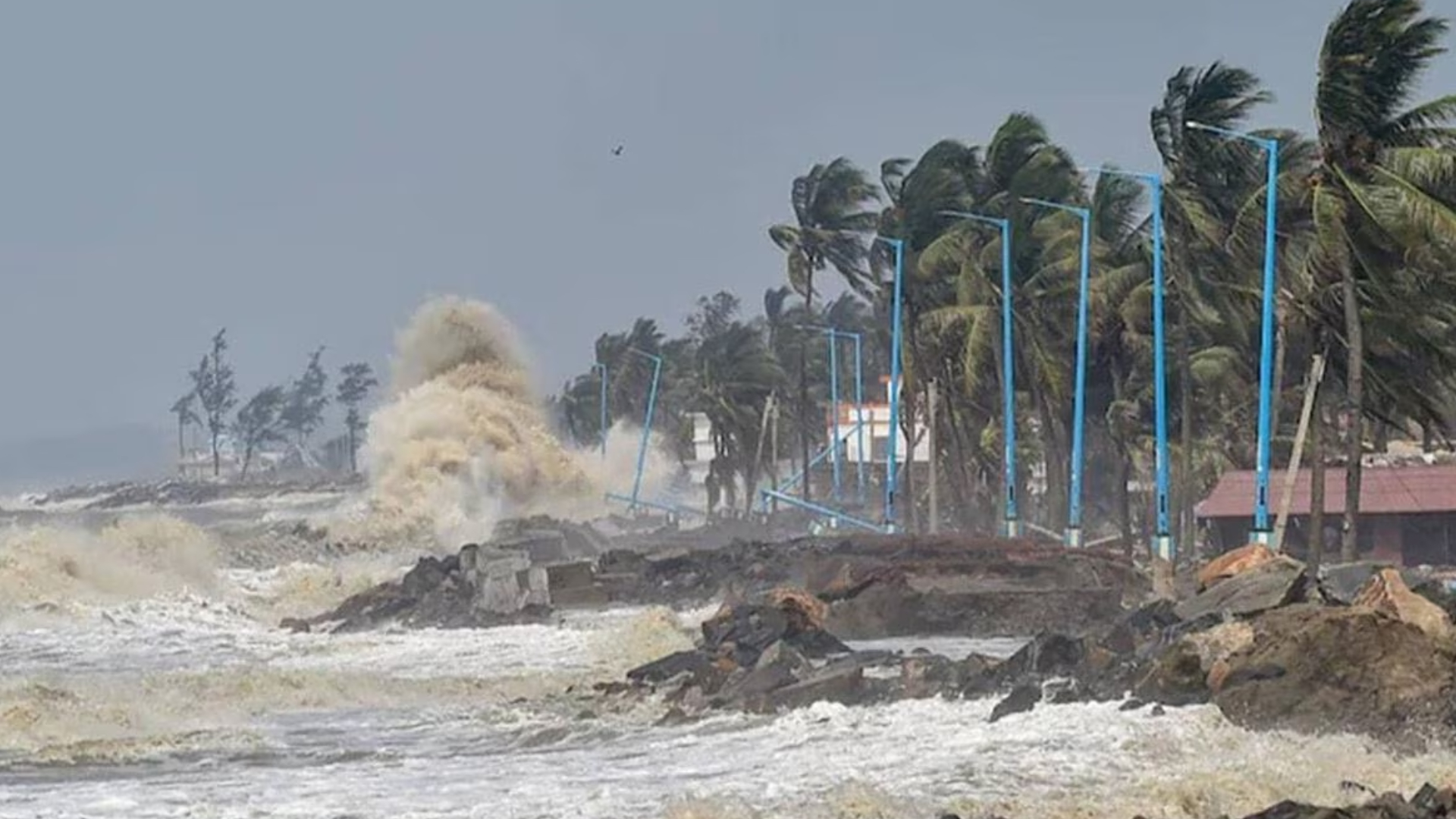 নিম্নচাপে উত্তাল সাগর, ১৫ জেলায় ৩ ফুট জলোচ্ছ্বাসের শঙ্কা