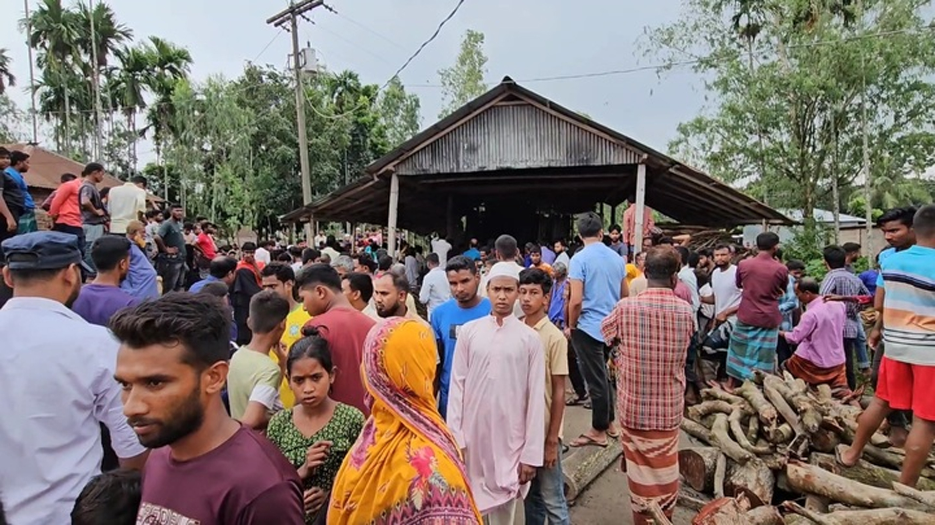 পঞ্চগড়ে লাকড়ির দোকানে বৃদ্ধের গলাকাটা মরদেহ
