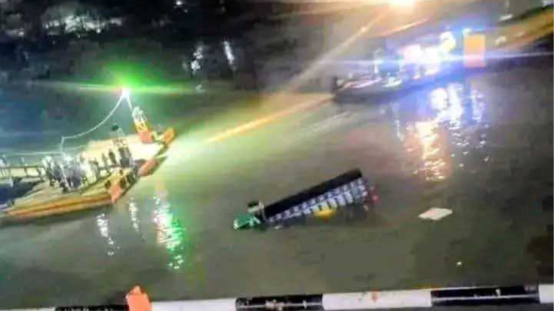 চট্টগ্রামে ফেরিতে উঠতে গিয়ে নদীতে তলিয়ে গেল ট্রাক, চালক উদ্ধার